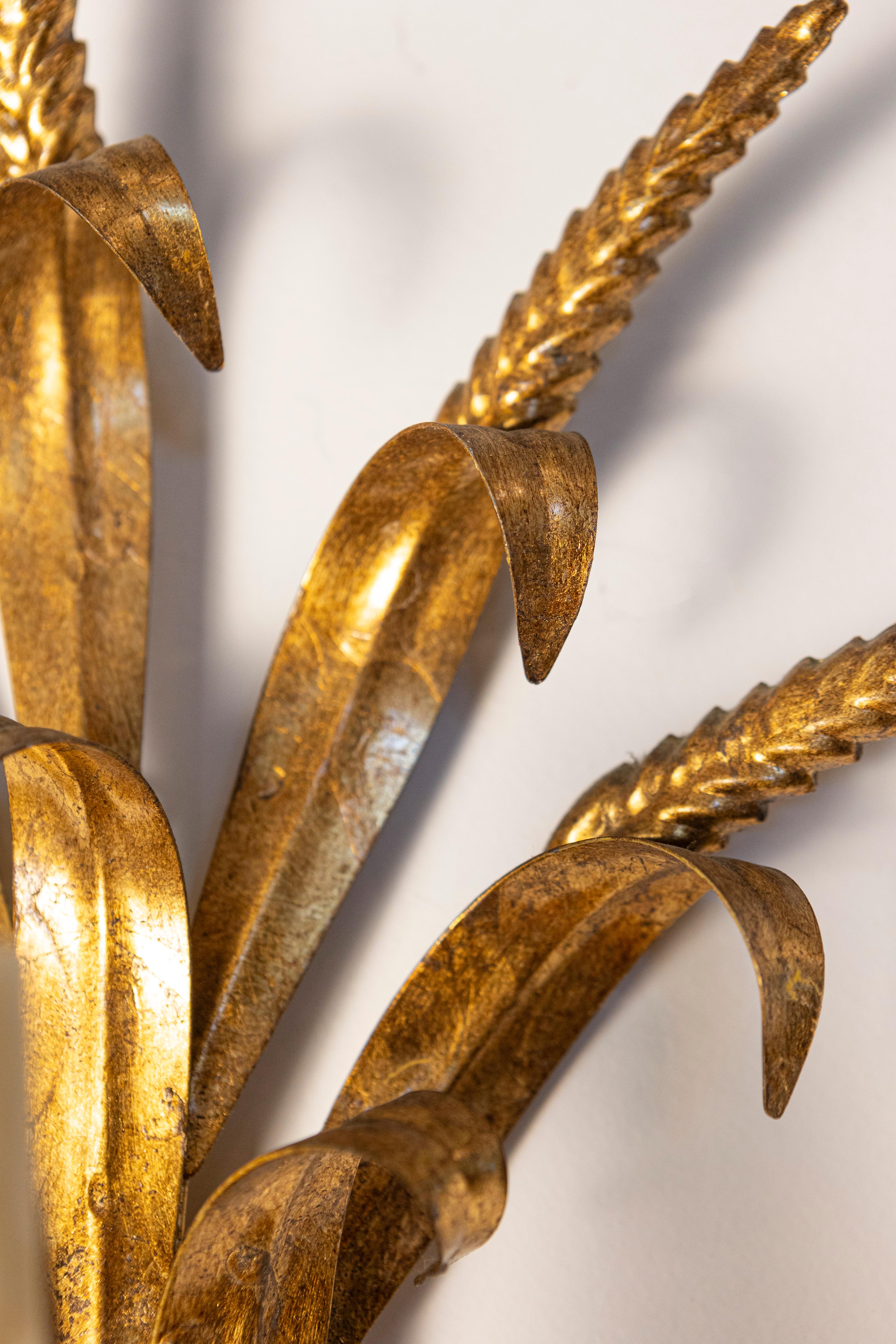 Pareja de candelabros franceses de metal dorado inspirados en Coco Chanel, con cable Dorado