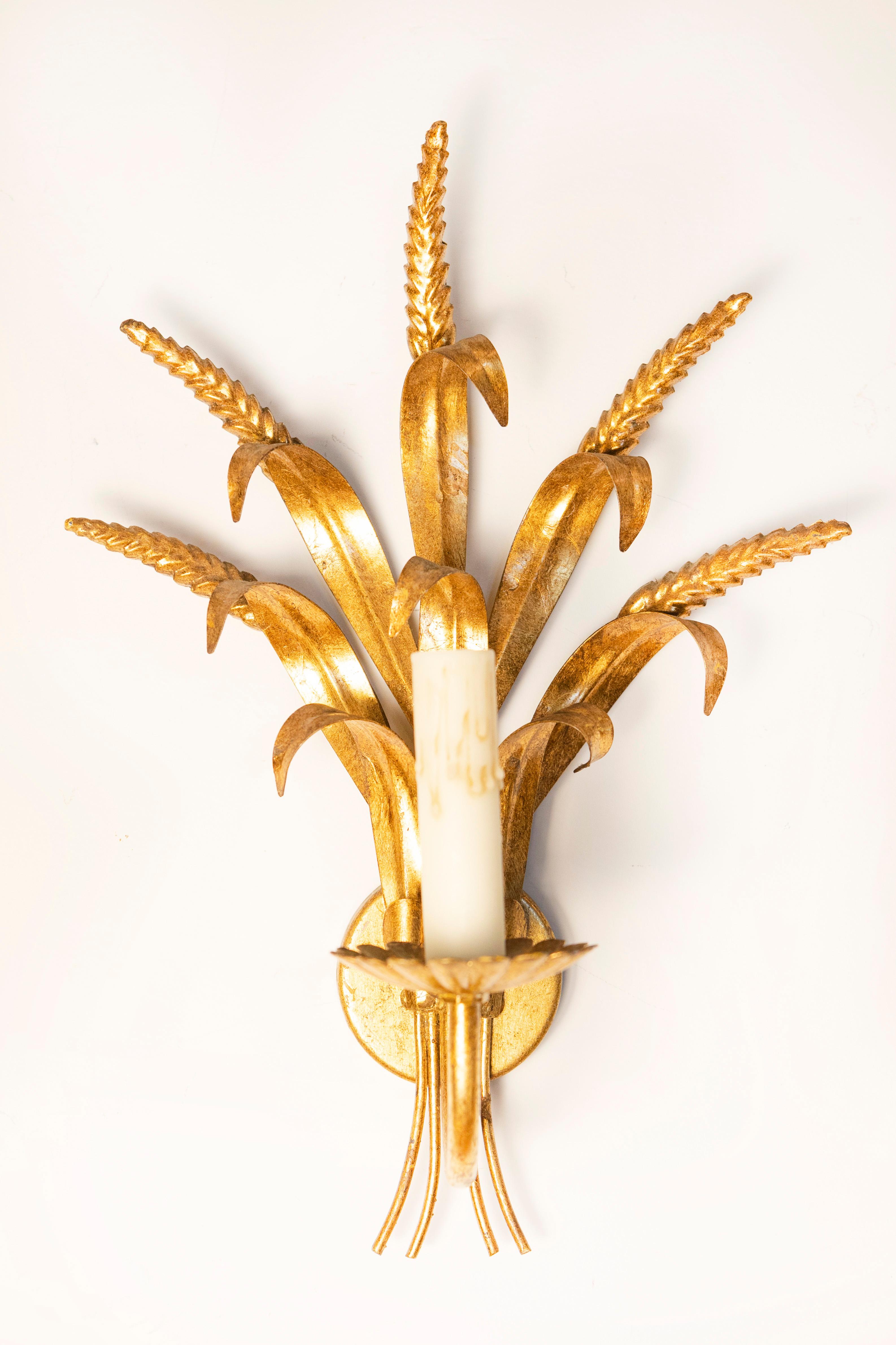 Pareja de candelabros franceses de metal dorado inspirados en Coco Chanel, con cable en Bueno Estado en Atlanta, GA