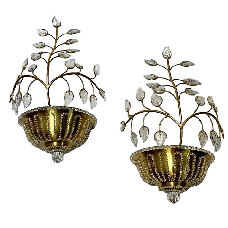 Coppia di appliques francesi in metallo dorato con fogliame in vendita