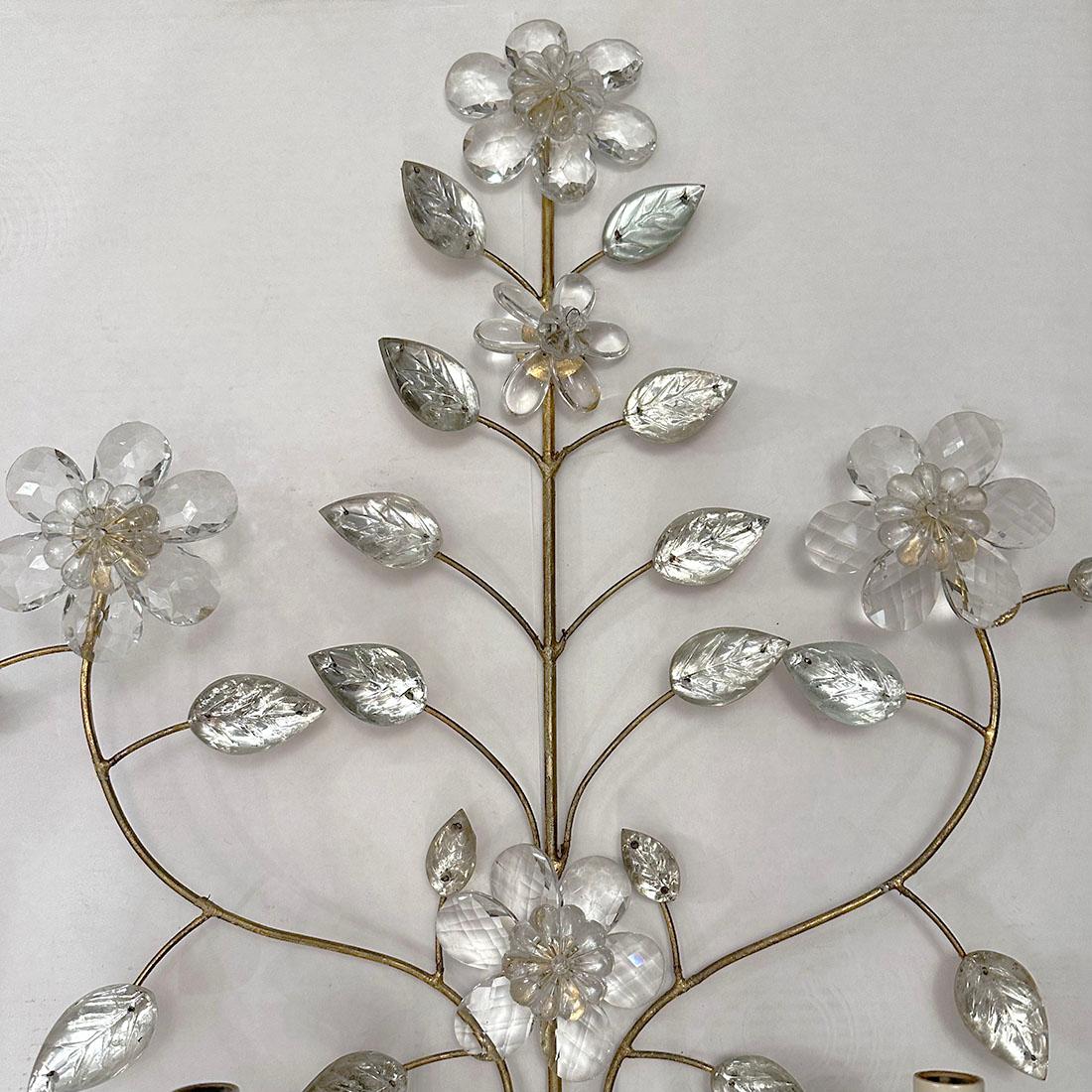 Coppia di appliques francesi in metallo dorato degli anni '50 circa con foglie in vetro modellato e fiore in cristallo, finitura e patina originali.

Misure:
Altezza: 29