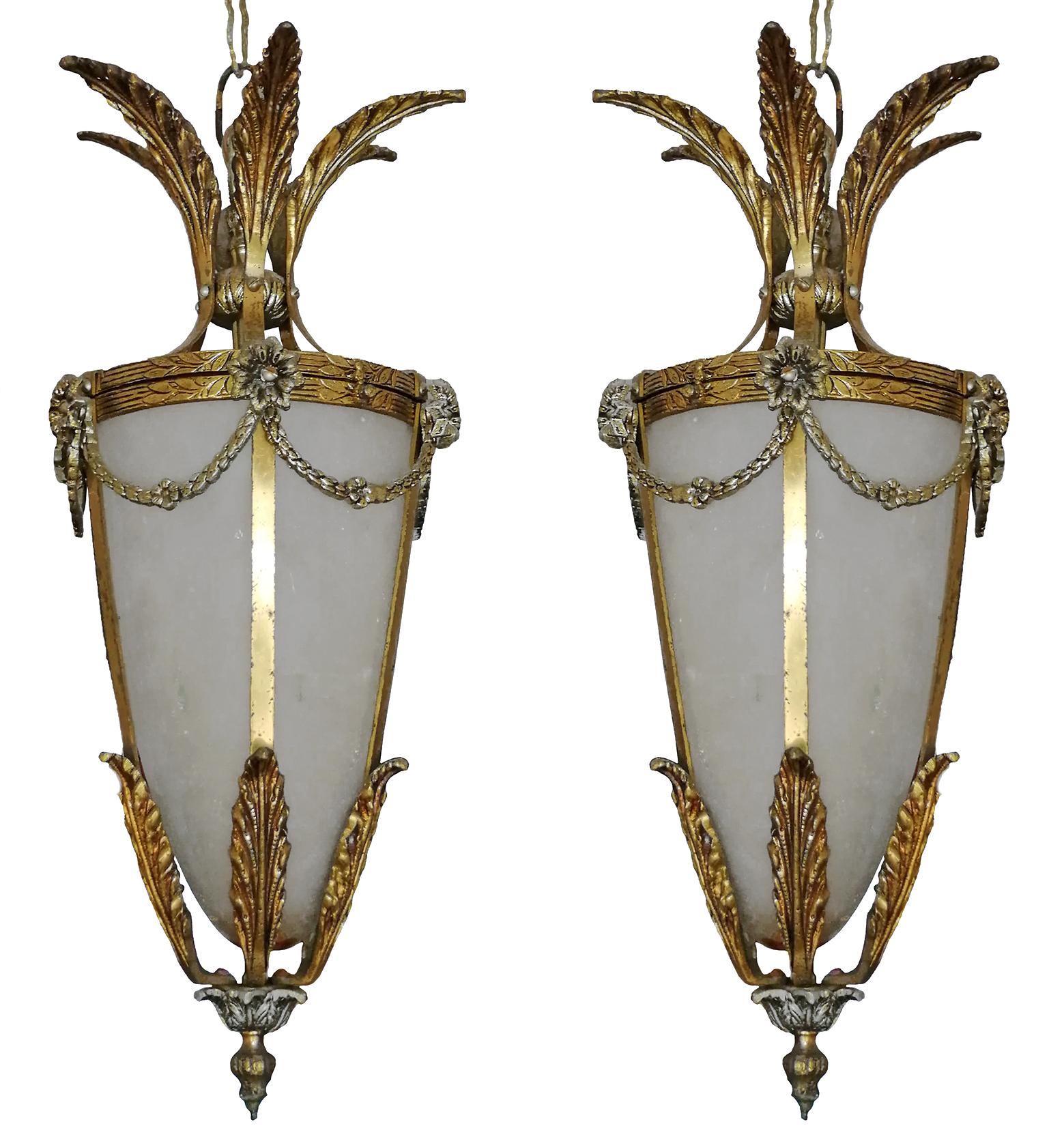 Beautiful pair of French gilt palm tree Hollywood Regency frosted glass lantern with cone-shaped frosted glass shade.
Measures:
Diameter 8.50
