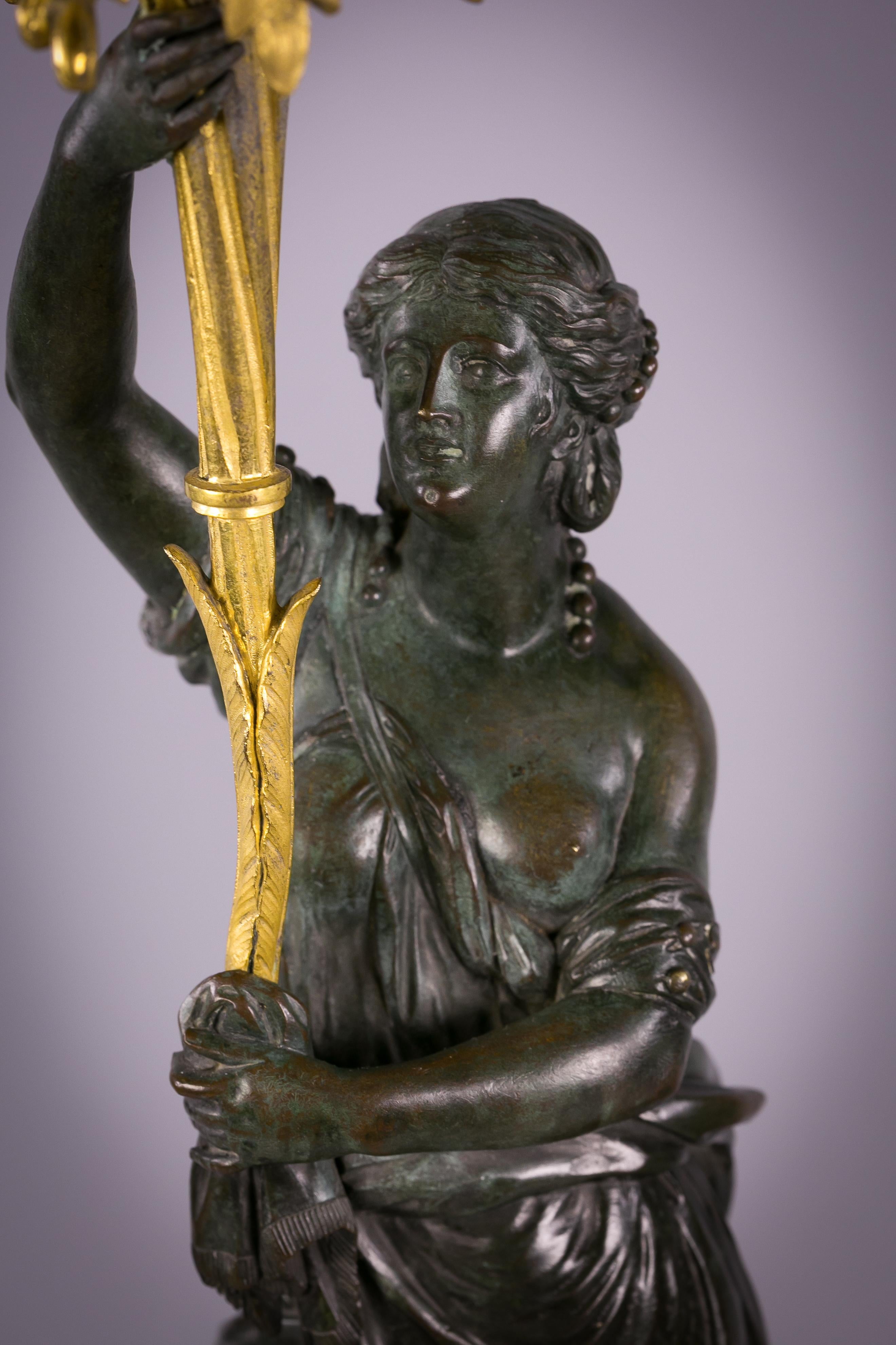 Paar französische figurale Kandelaber aus vergoldeter, patinierter Bronze und Marmor, um 1860 im Zustand „Gut“ im Angebot in New York, NY