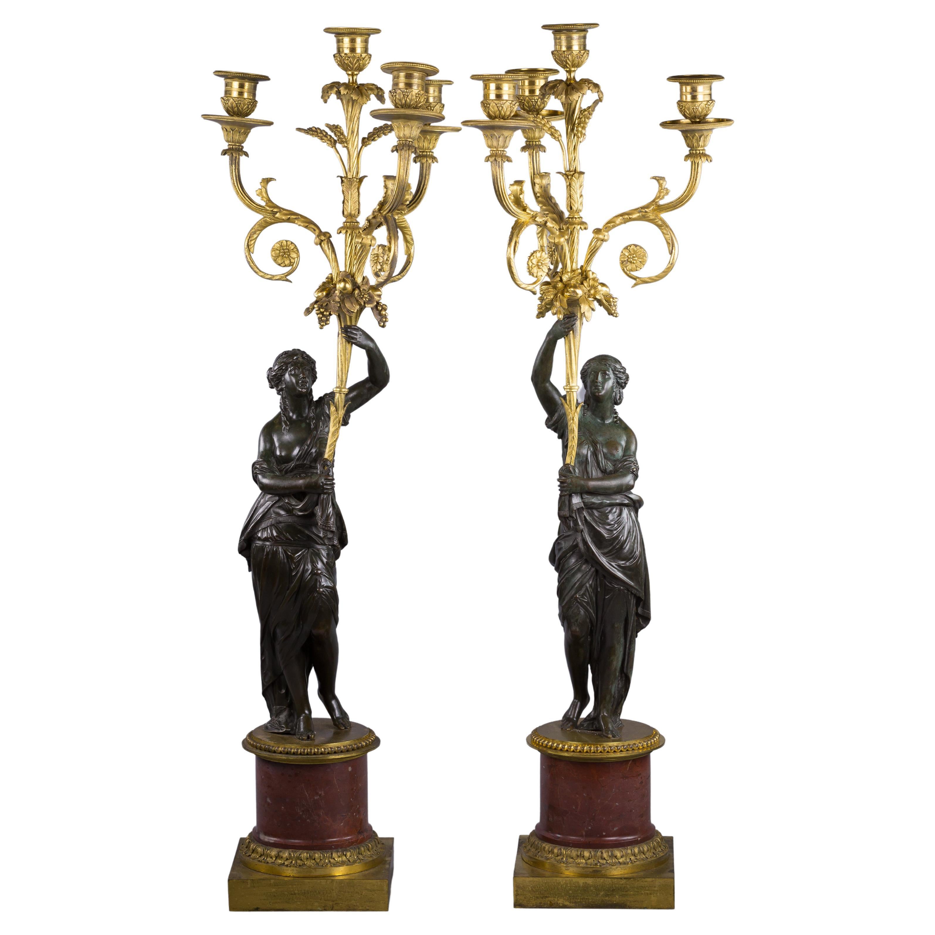 Paar französische figurale Kandelaber aus vergoldeter, patinierter Bronze und Marmor, um 1860 im Angebot