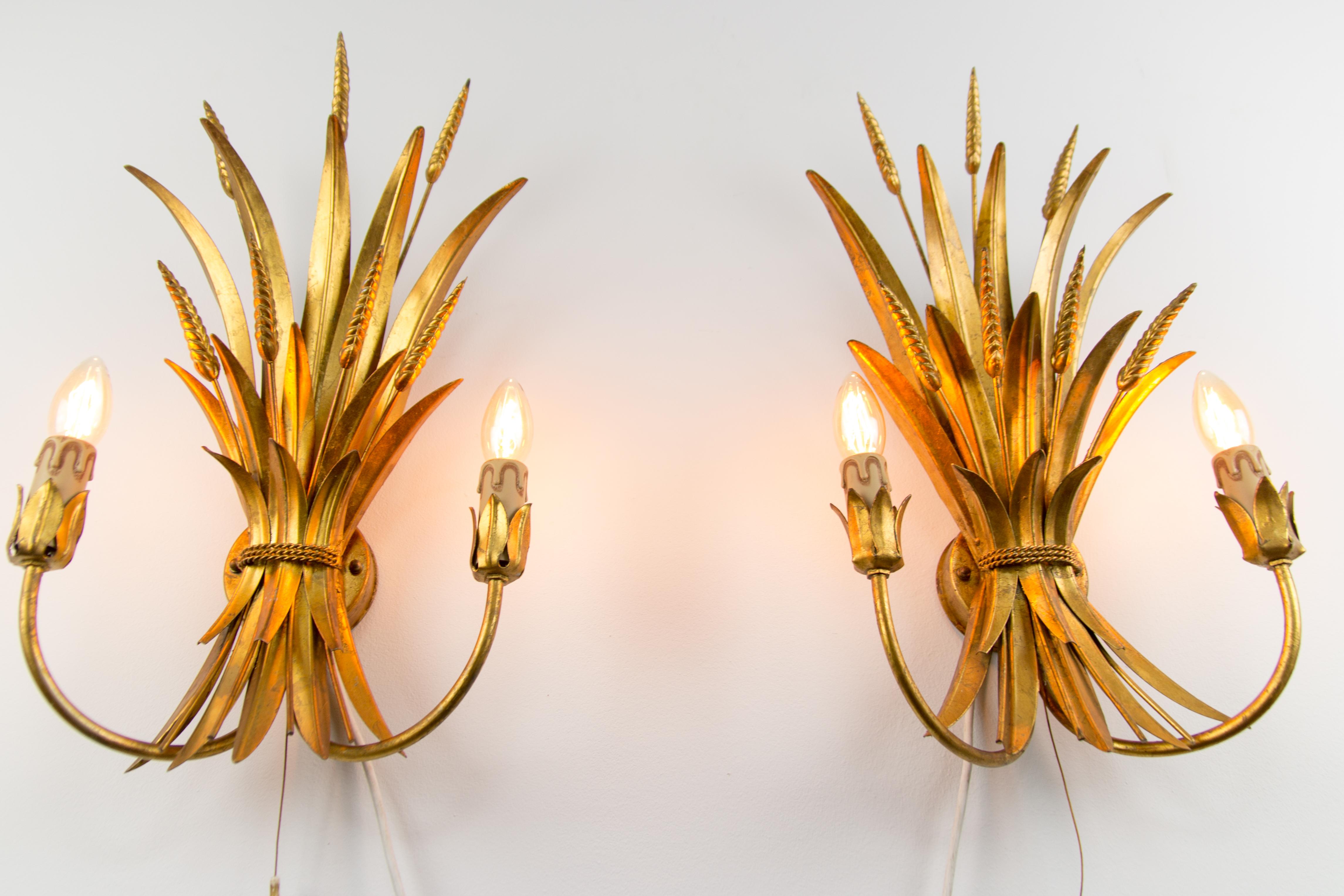 Pair of French Gilt Toleware Wheat Leaf Wall Sconces, 1950s In Good Condition In Barntrup, DE