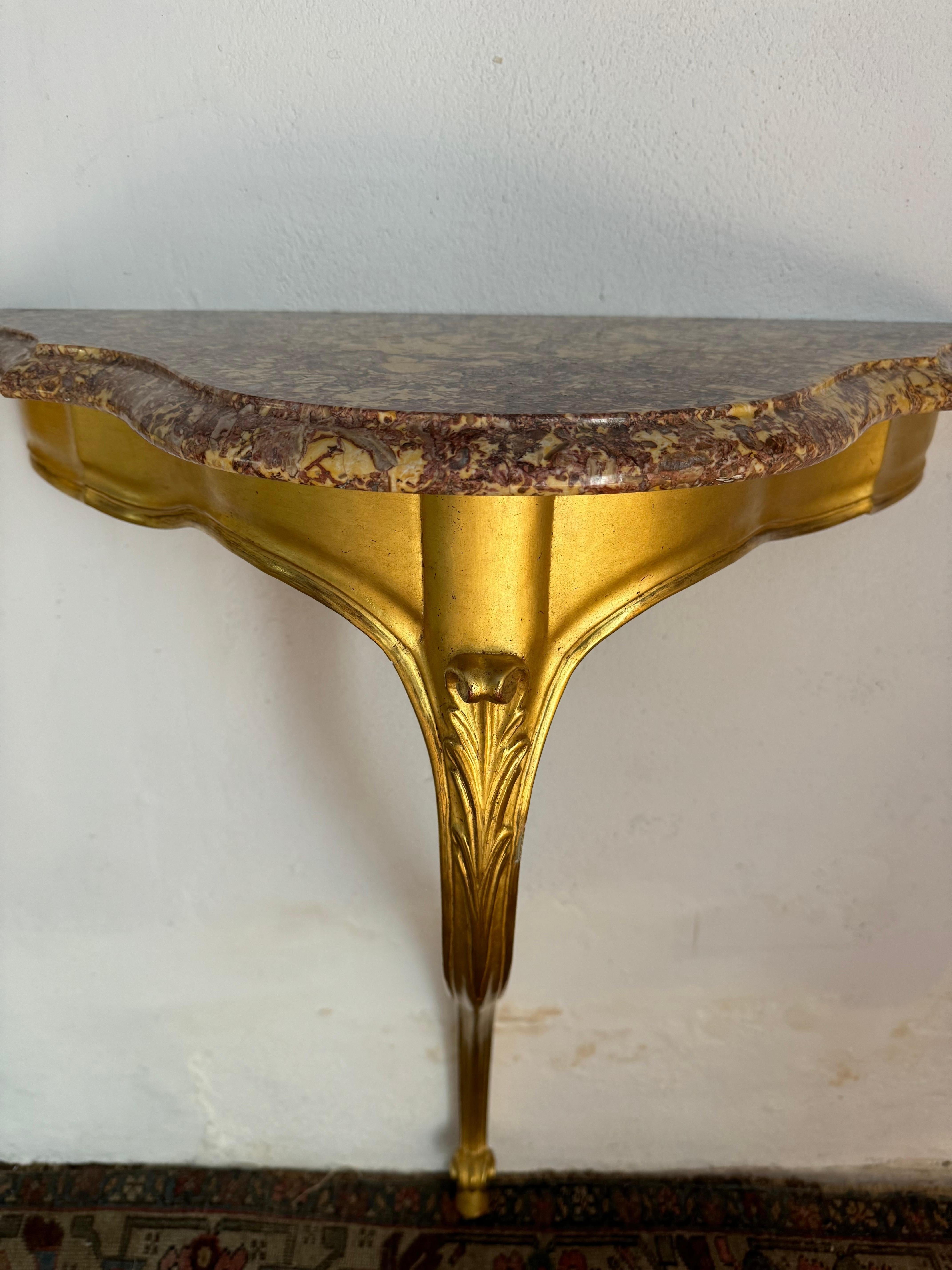 Pareja de consolas francesas de madera dorada y mármol Dorado en venta