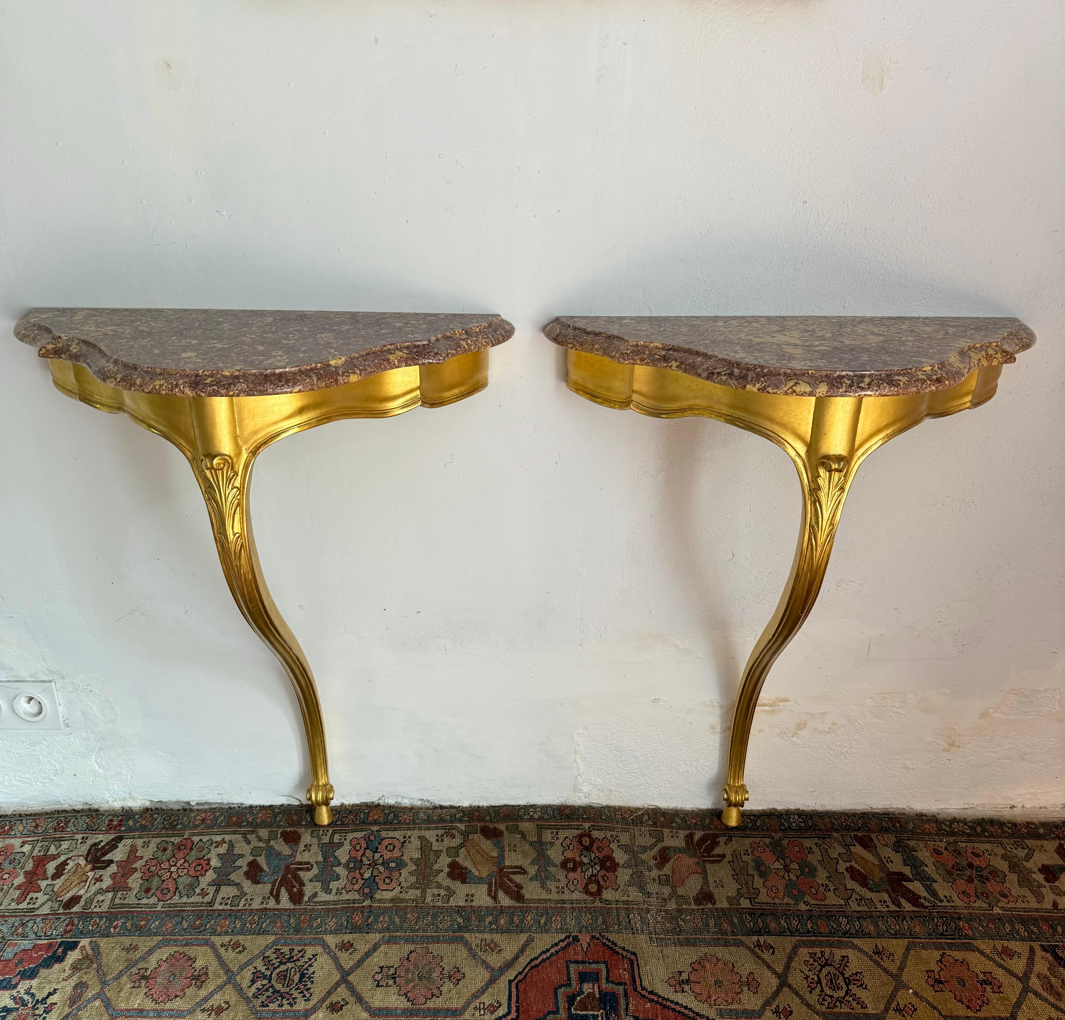 Pareja de consolas francesas de madera dorada y mármol Mármol en venta