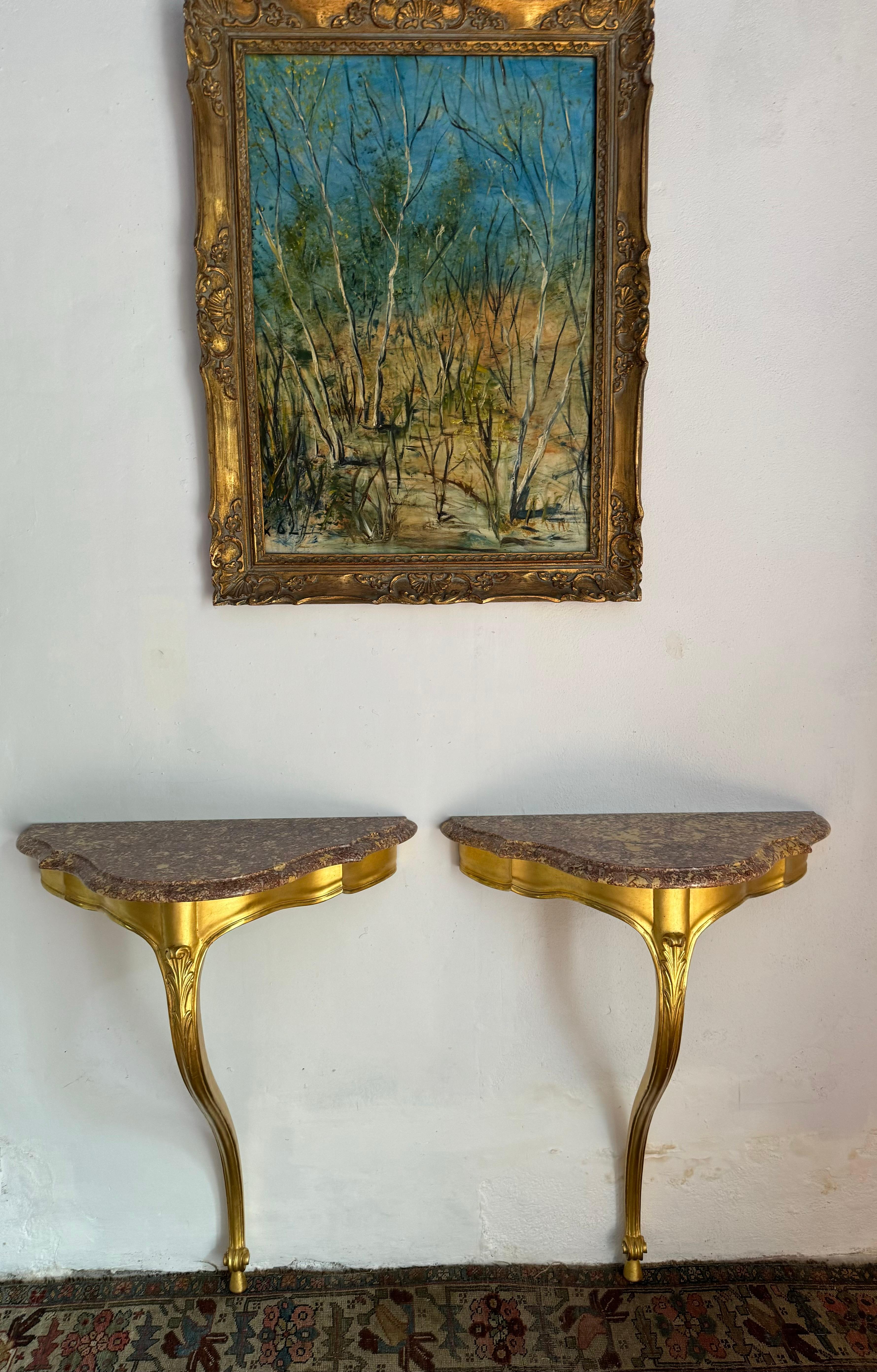 Pareja de consolas francesas de madera dorada y mármol en venta 1