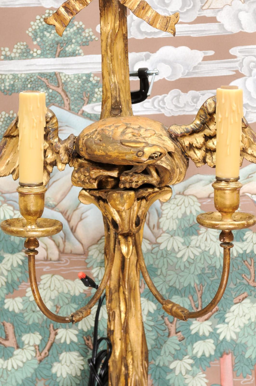 Paar französische Adler-Wandleuchter aus Giltholz mit 2 Lichtern:: um 1890 (Französisch) im Angebot