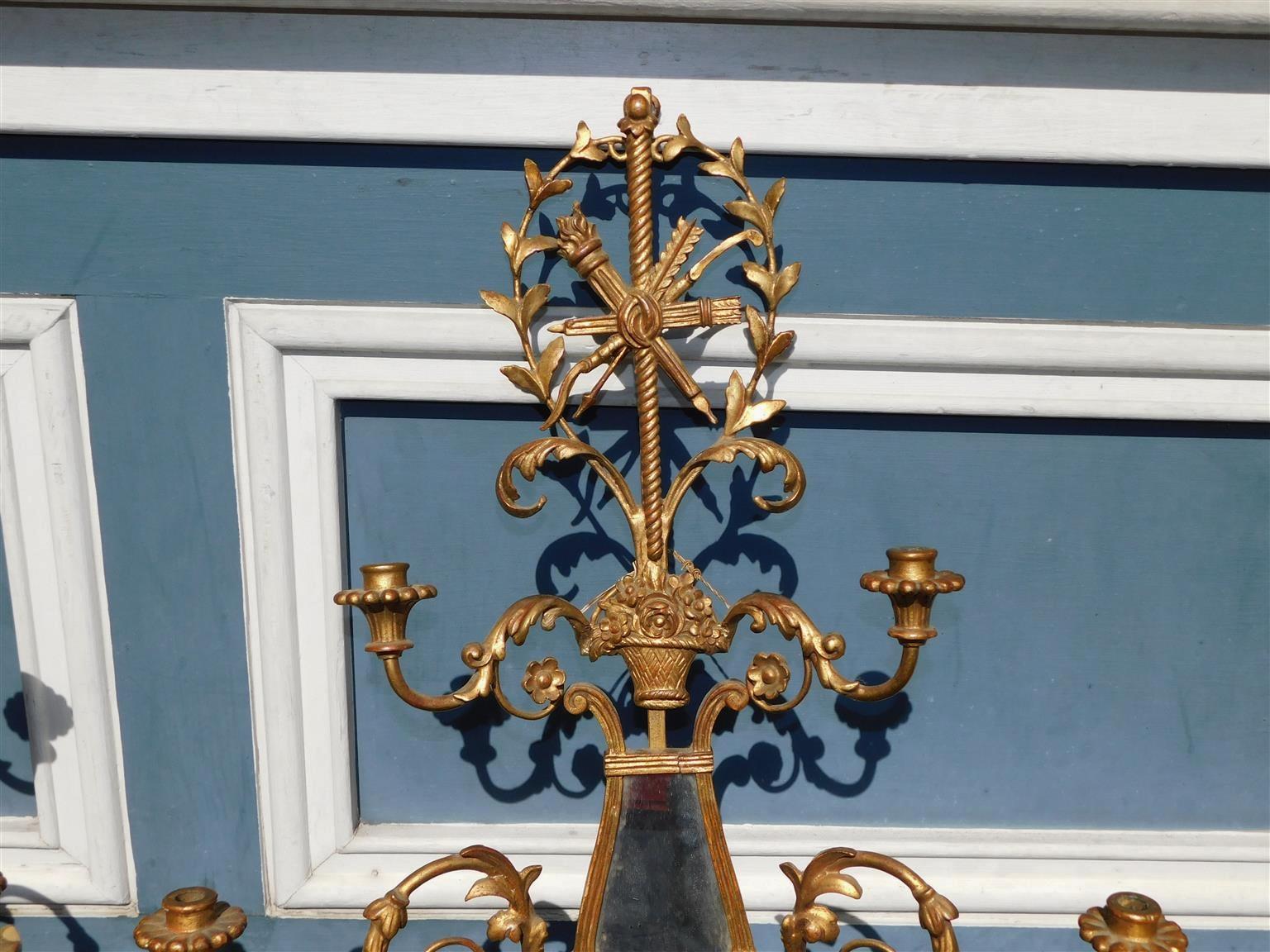 Pareja de apliques franceses de madera dorada y gesso de cuatro brazos con follaje y espejo, c. 1820 en Excelente estado para la venta en Charleston, SC