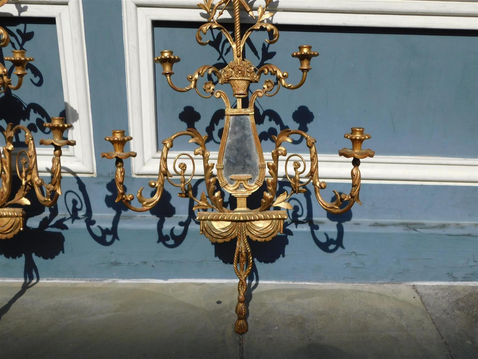 Pareja de apliques franceses de madera dorada y gesso de cuatro brazos con follaje y espejo, c. 1820 principios del siglo XIX en venta