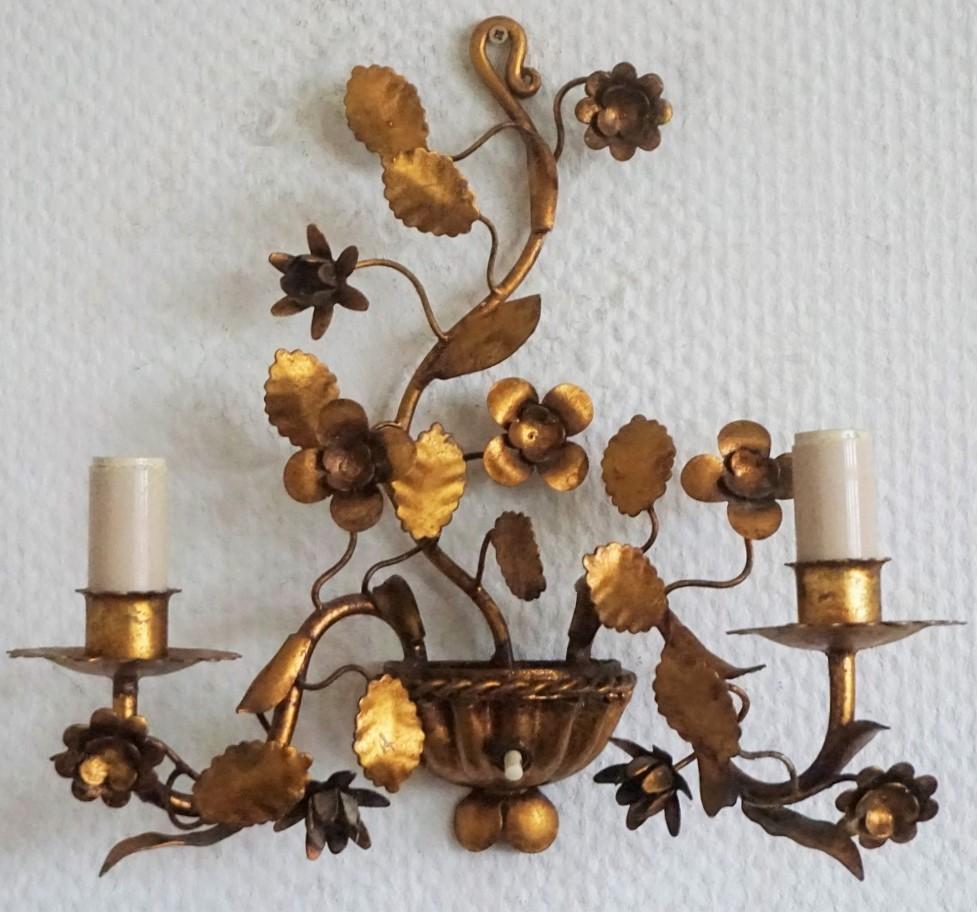 A pair of French gilt wrought iron two-light wall sconces, beautifully decorated with leaf and flowers, France, 1880-1890. The wall sconces have been electrified at a later time, great aged patina. Shades not included.
It takes two E14 candlabra