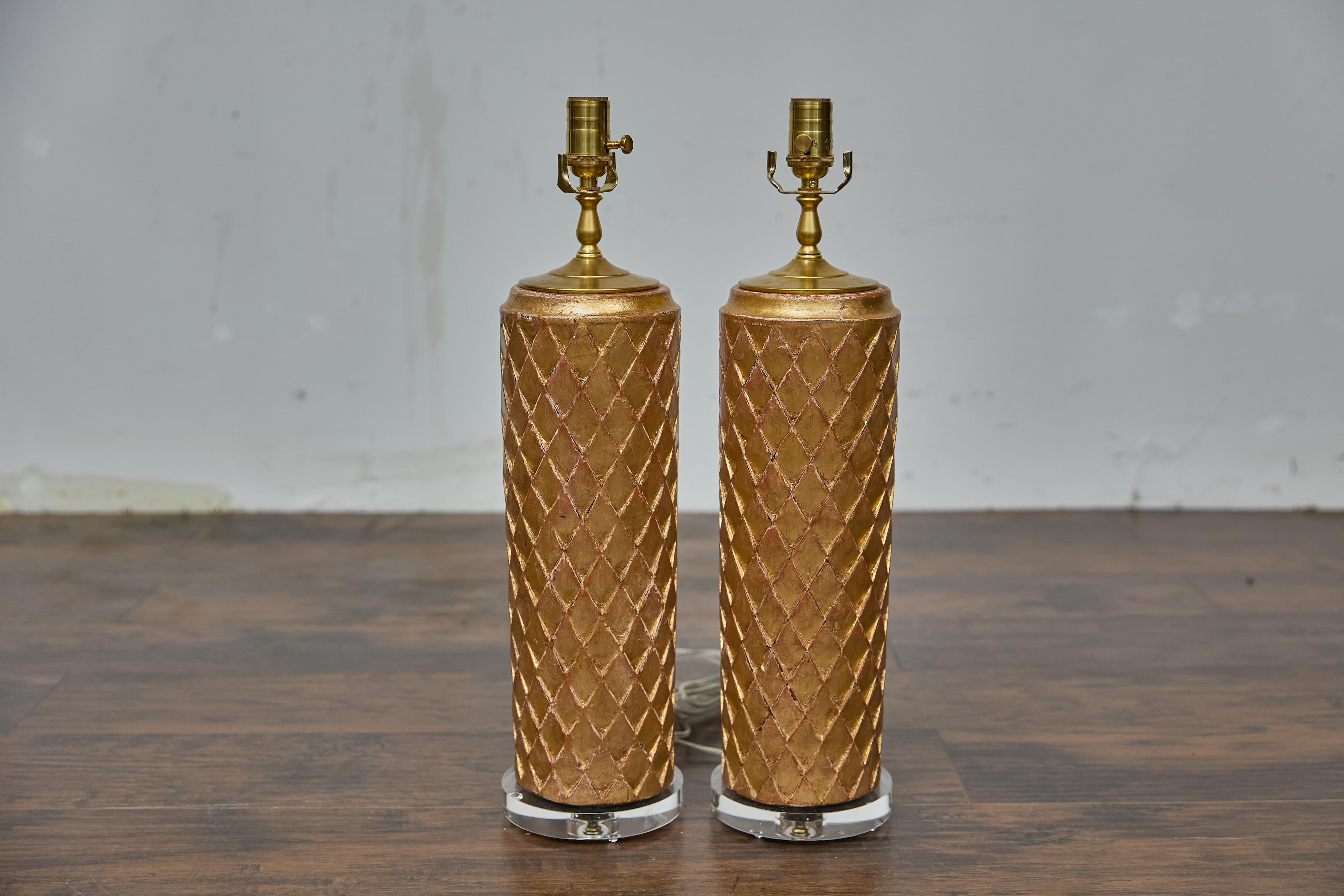 Paire de fragments de bois doré français du 19e siècle transformés en lampes de table en vente 2