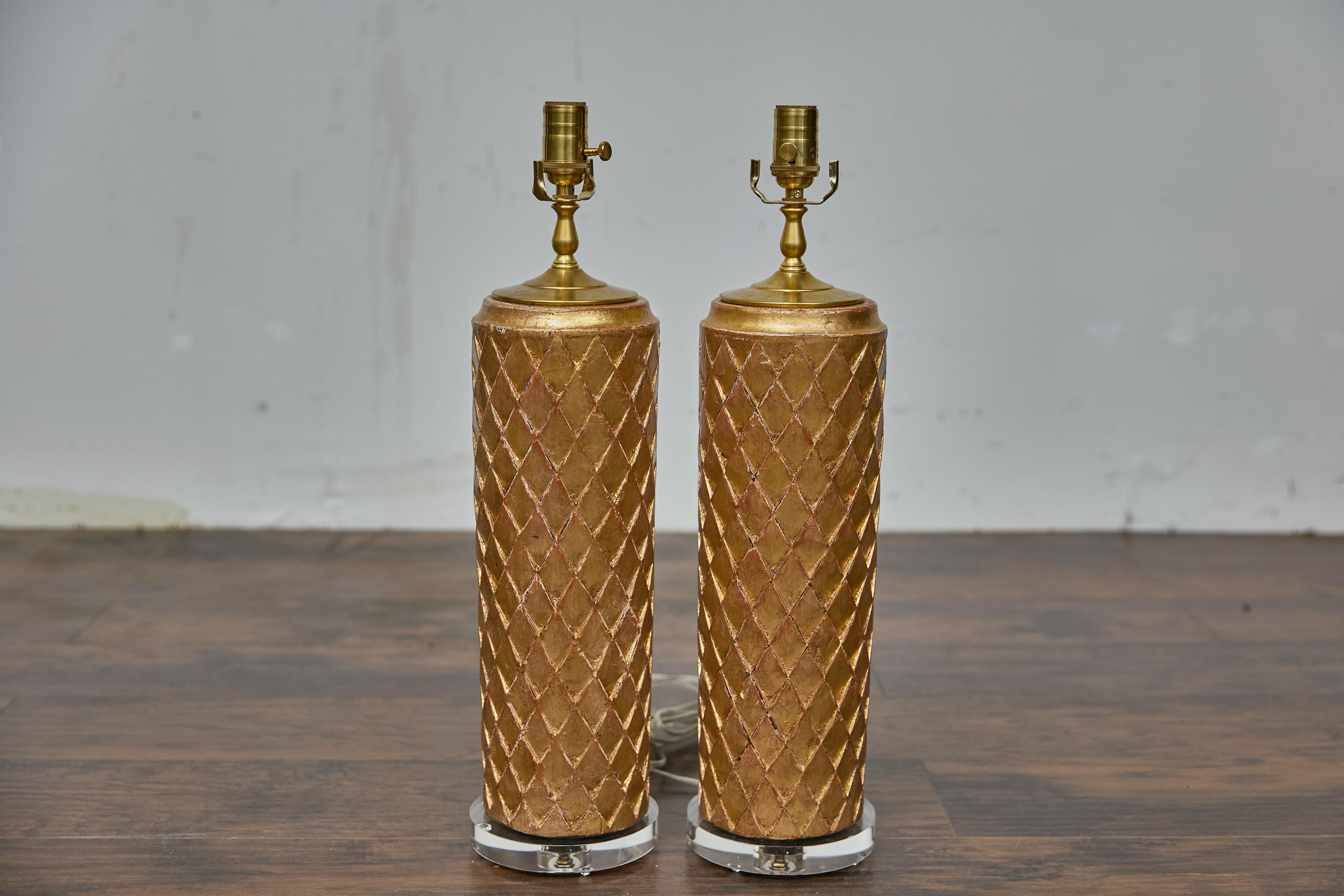 Paire de fragments de bois doré français du 19e siècle transformés en lampes de table en vente 3