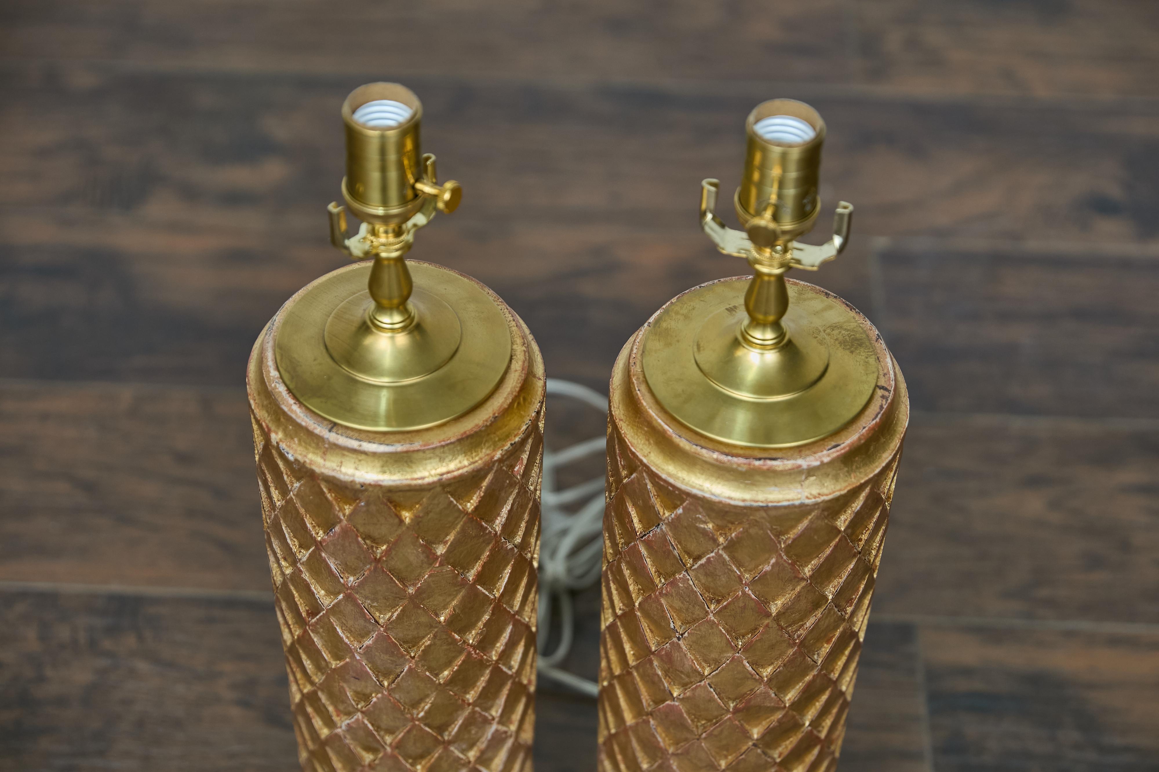Paire de fragments de bois doré français du 19e siècle transformés en lampes de table en vente 4