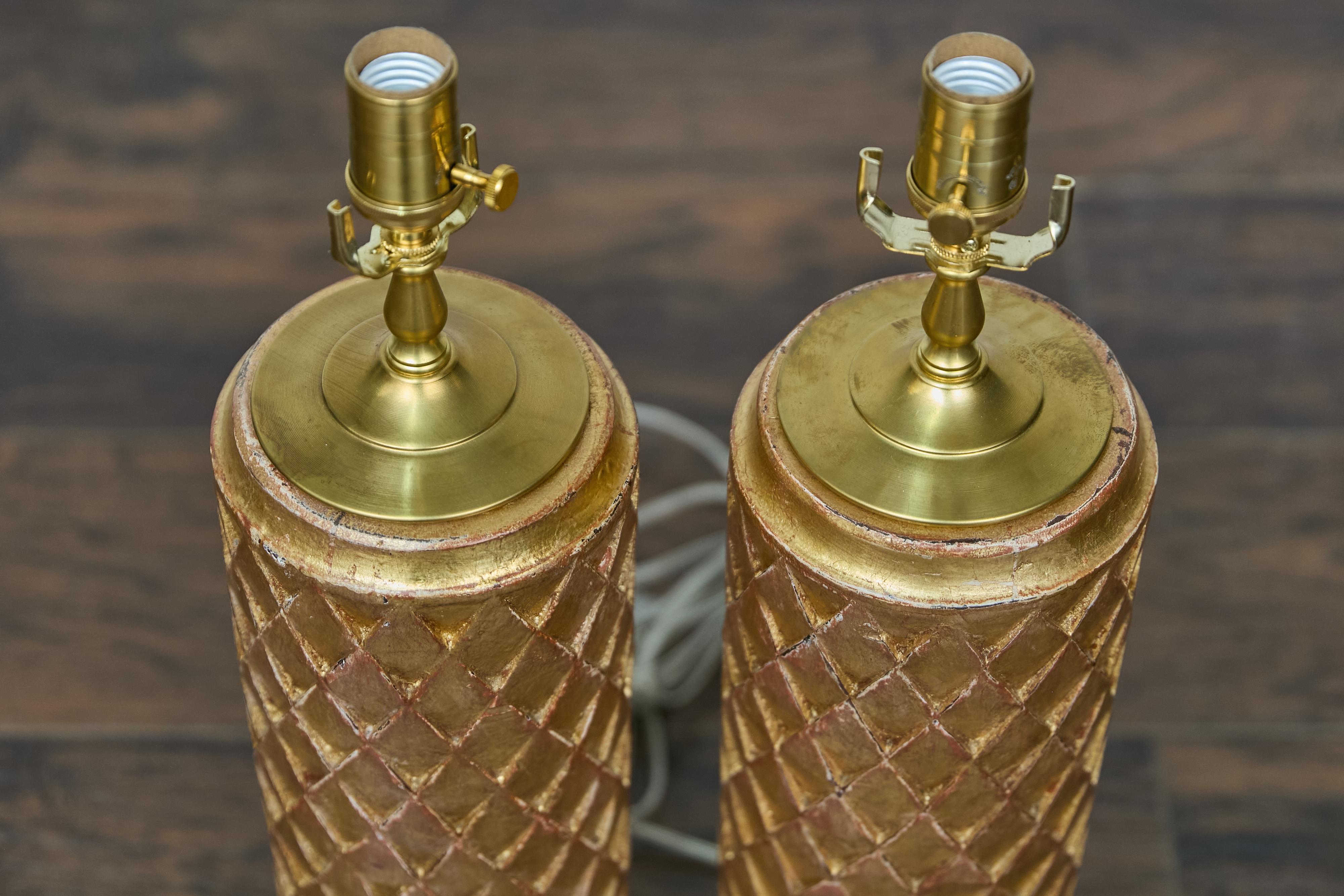Paire de fragments de bois doré français du 19e siècle transformés en lampes de table en vente 5