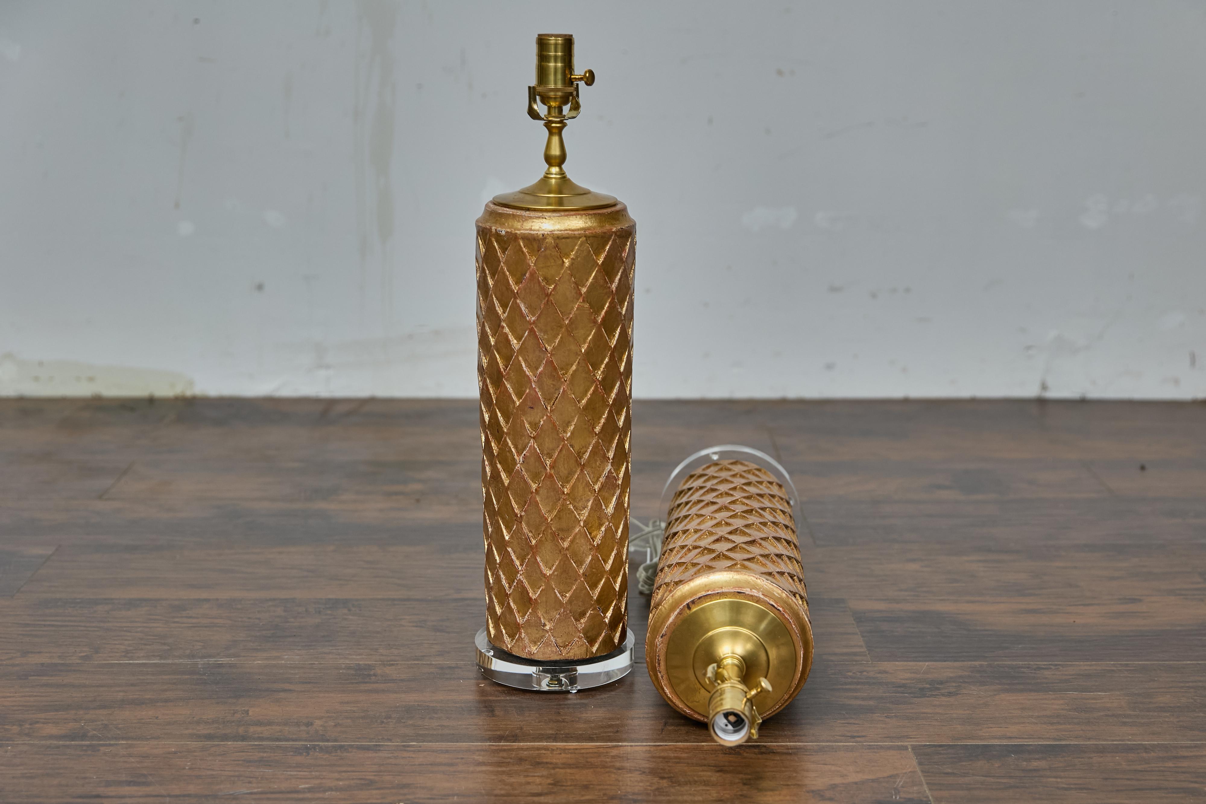 Français Paire de fragments de bois doré français du 19e siècle transformés en lampes de table en vente