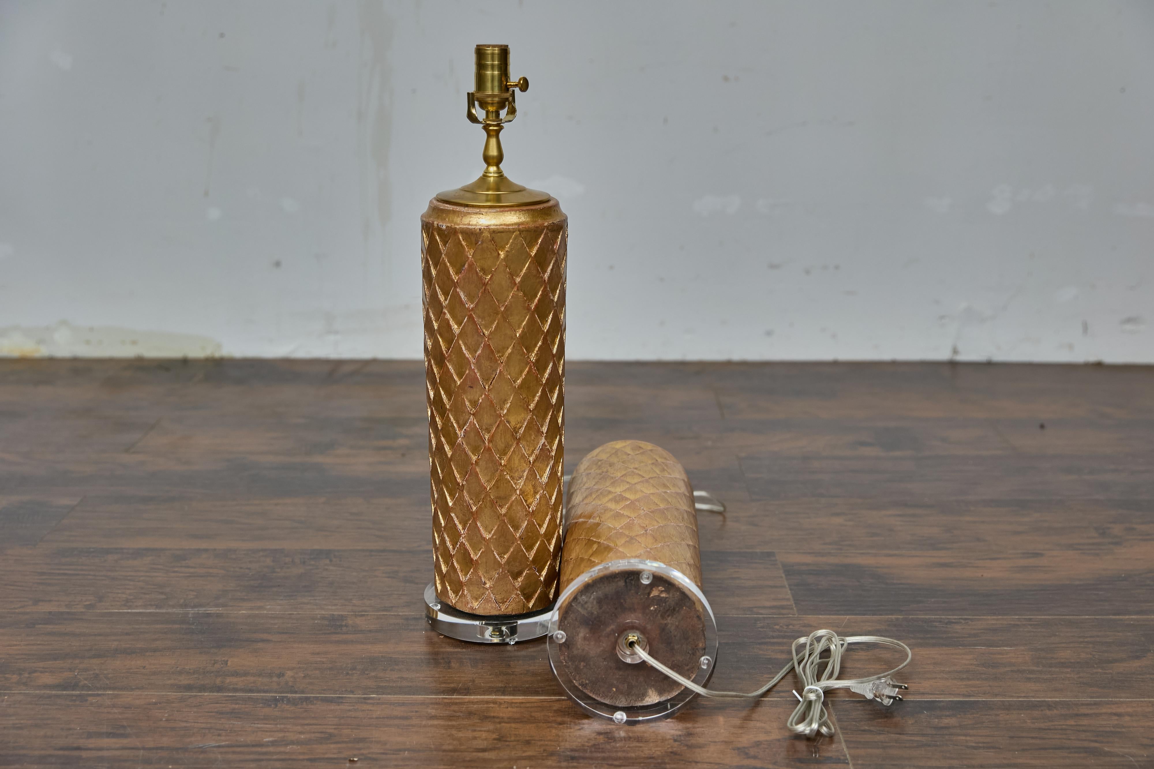 XIXe siècle Paire de fragments de bois doré français du 19e siècle transformés en lampes de table en vente