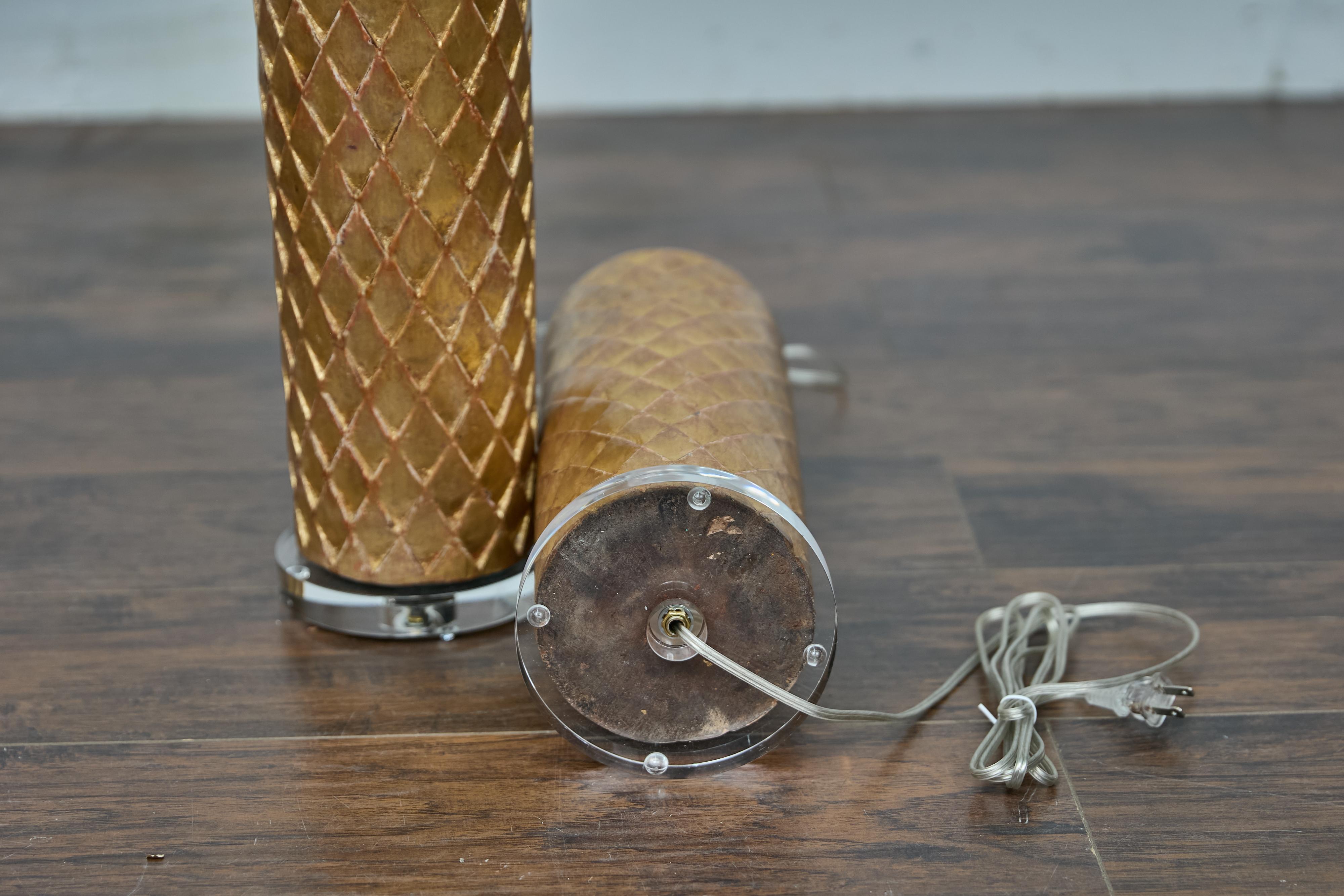 Laiton Paire de fragments de bois doré français du 19e siècle transformés en lampes de table en vente