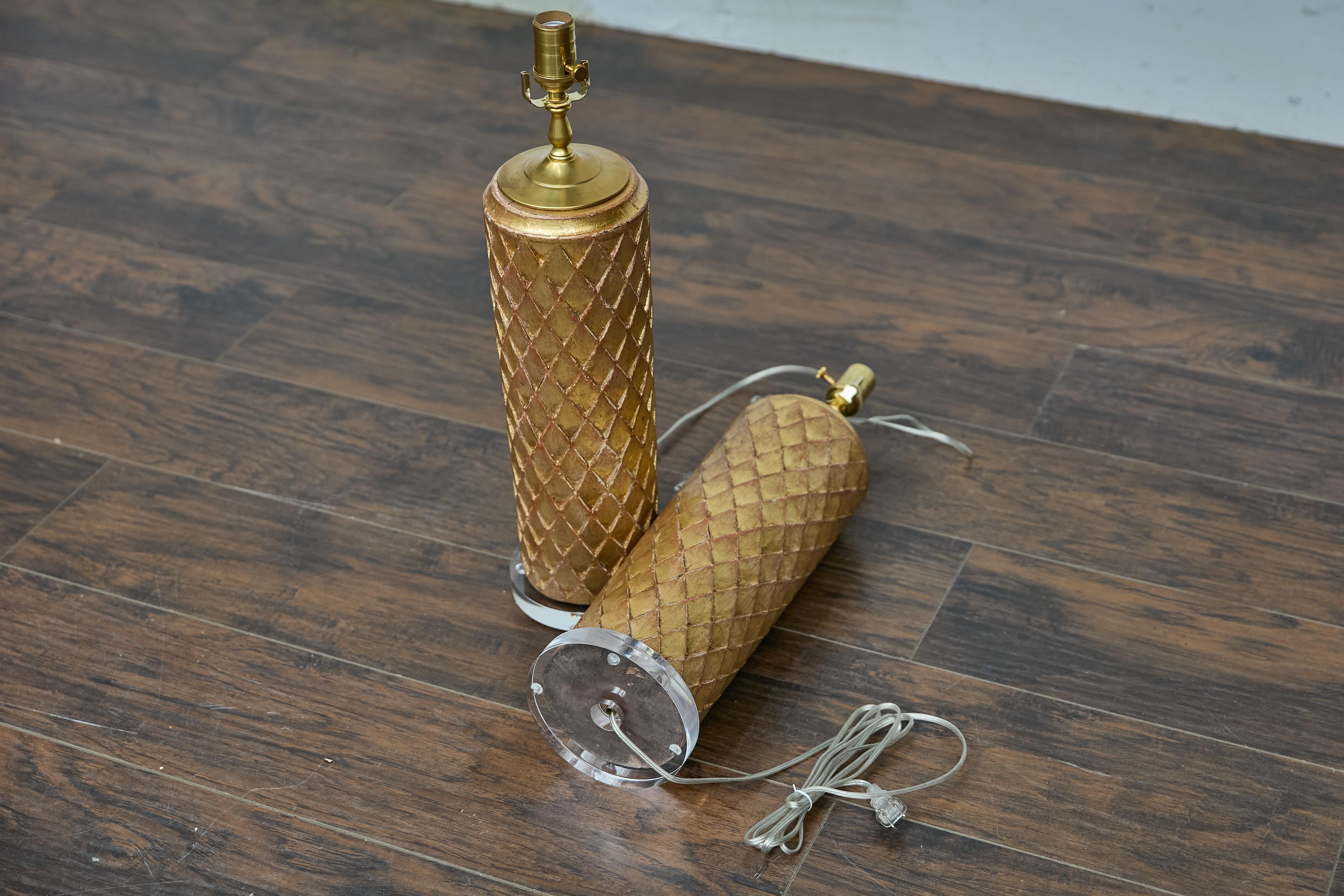Paire de fragments de bois doré français du 19e siècle transformés en lampes de table en vente 1
