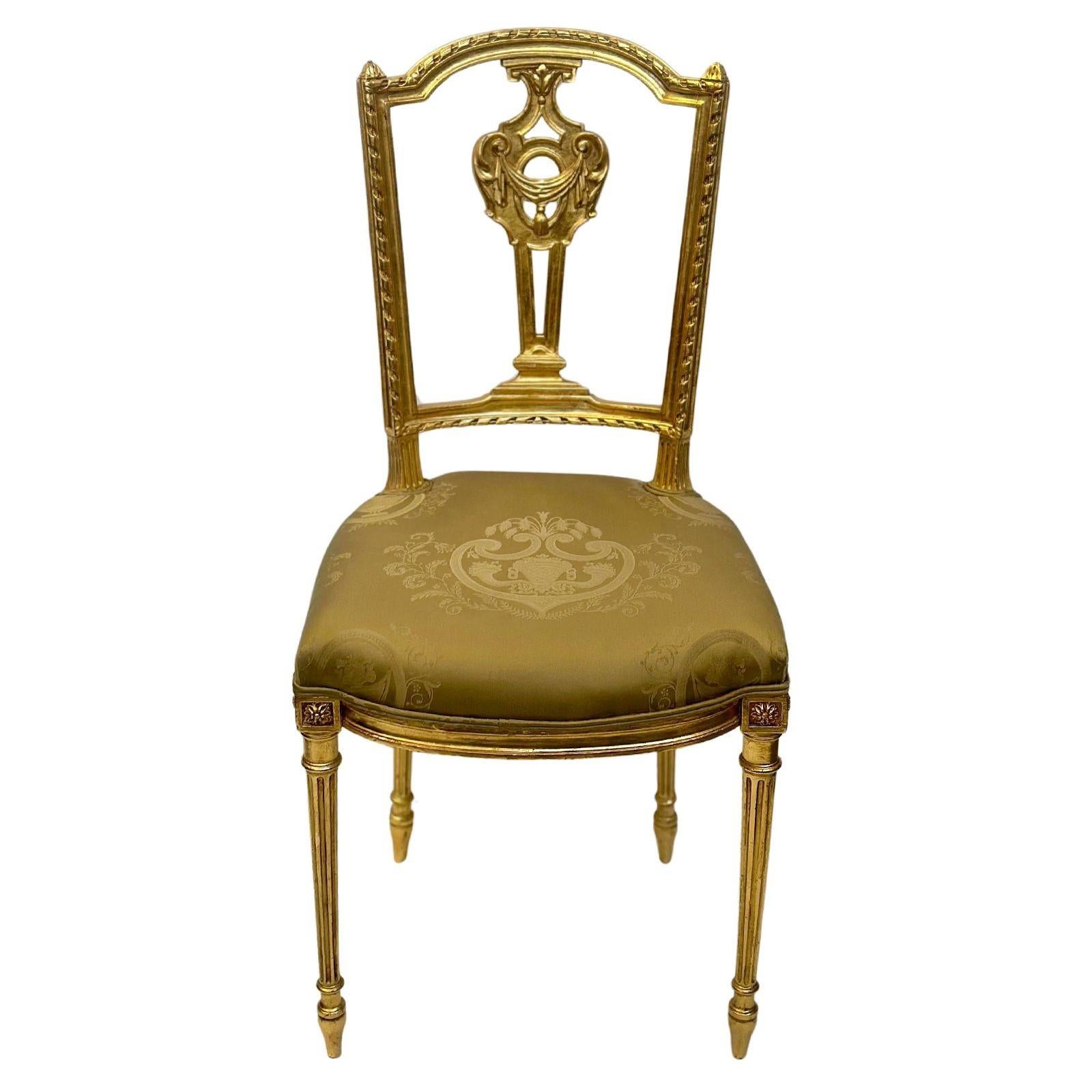 Ein Paar französischer Stühle aus geschnitztem Goldholz, gepolstert mit einem schönen olivfarbenen Stoff und goldenen Details. Die olivfarbene Polsterung wirkt warm und einladend und ergänzt die goldfarbenen Akzente wunderbar.
Diese um 1910 in