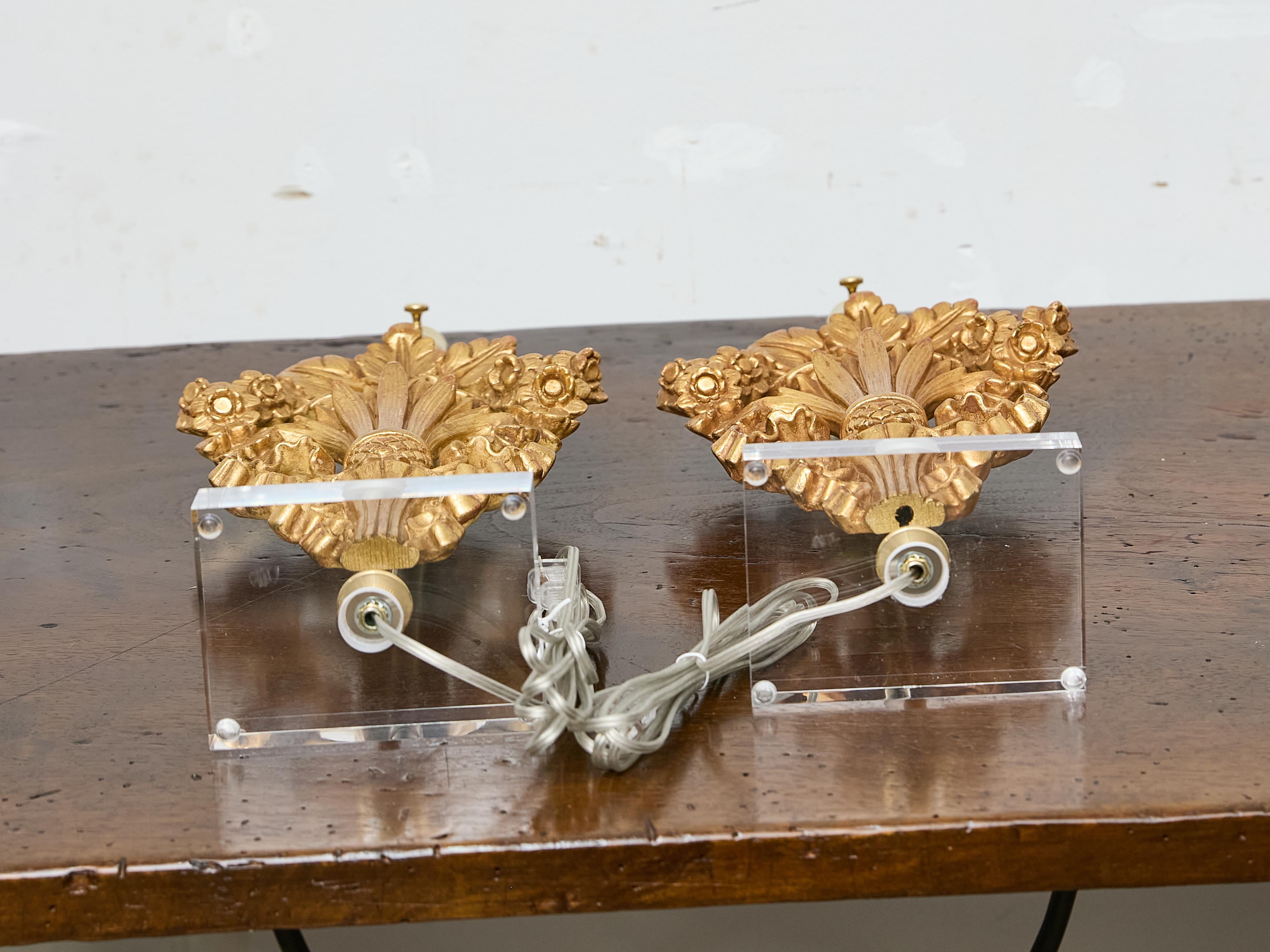 Coppia di frammenti floreali in legno dorato francese trasformati in lampade su basi in lucite personalizzate in vendita 3