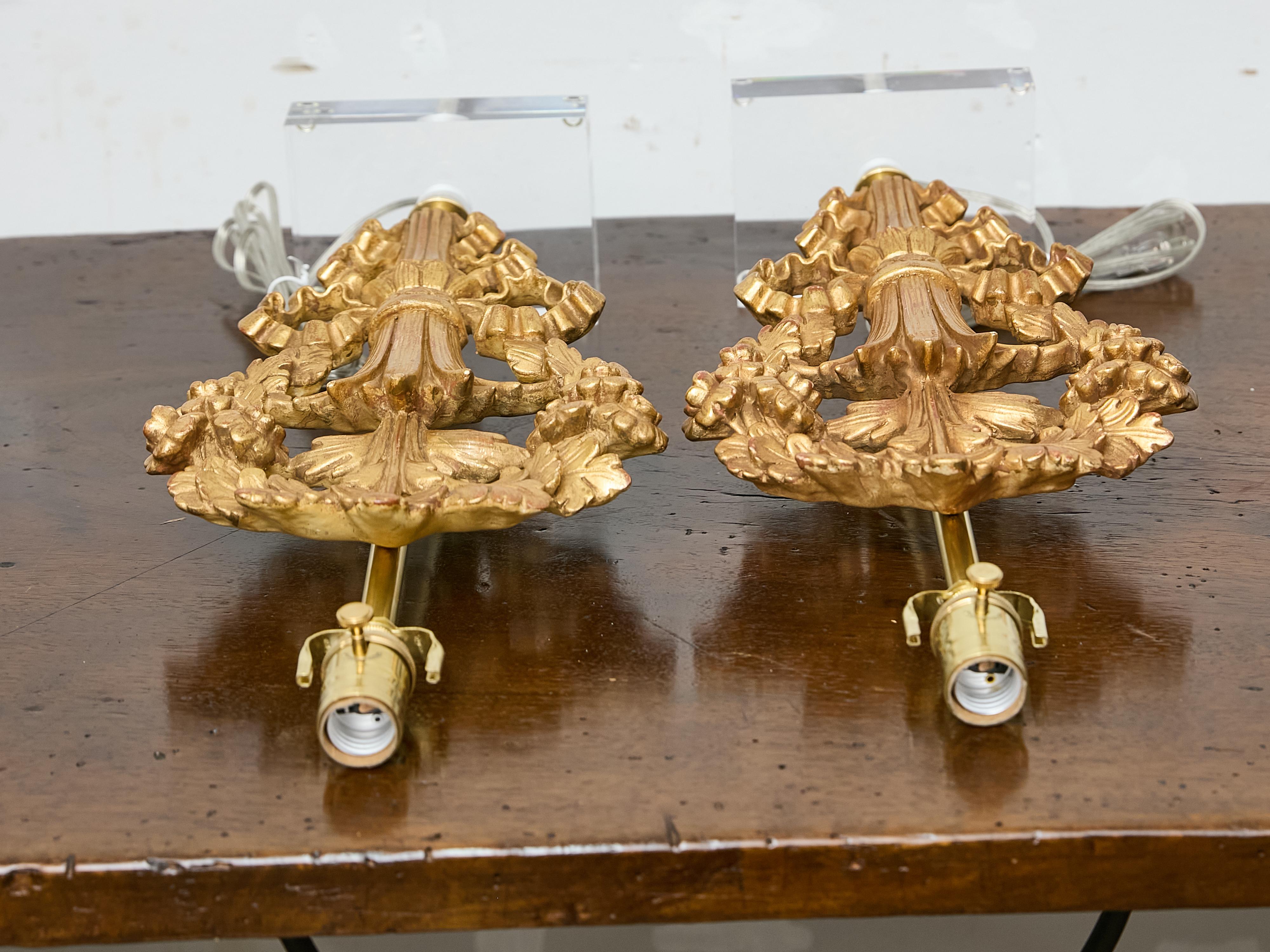 Coppia di frammenti floreali in legno dorato francese trasformati in lampade su basi in lucite personalizzate in vendita 4