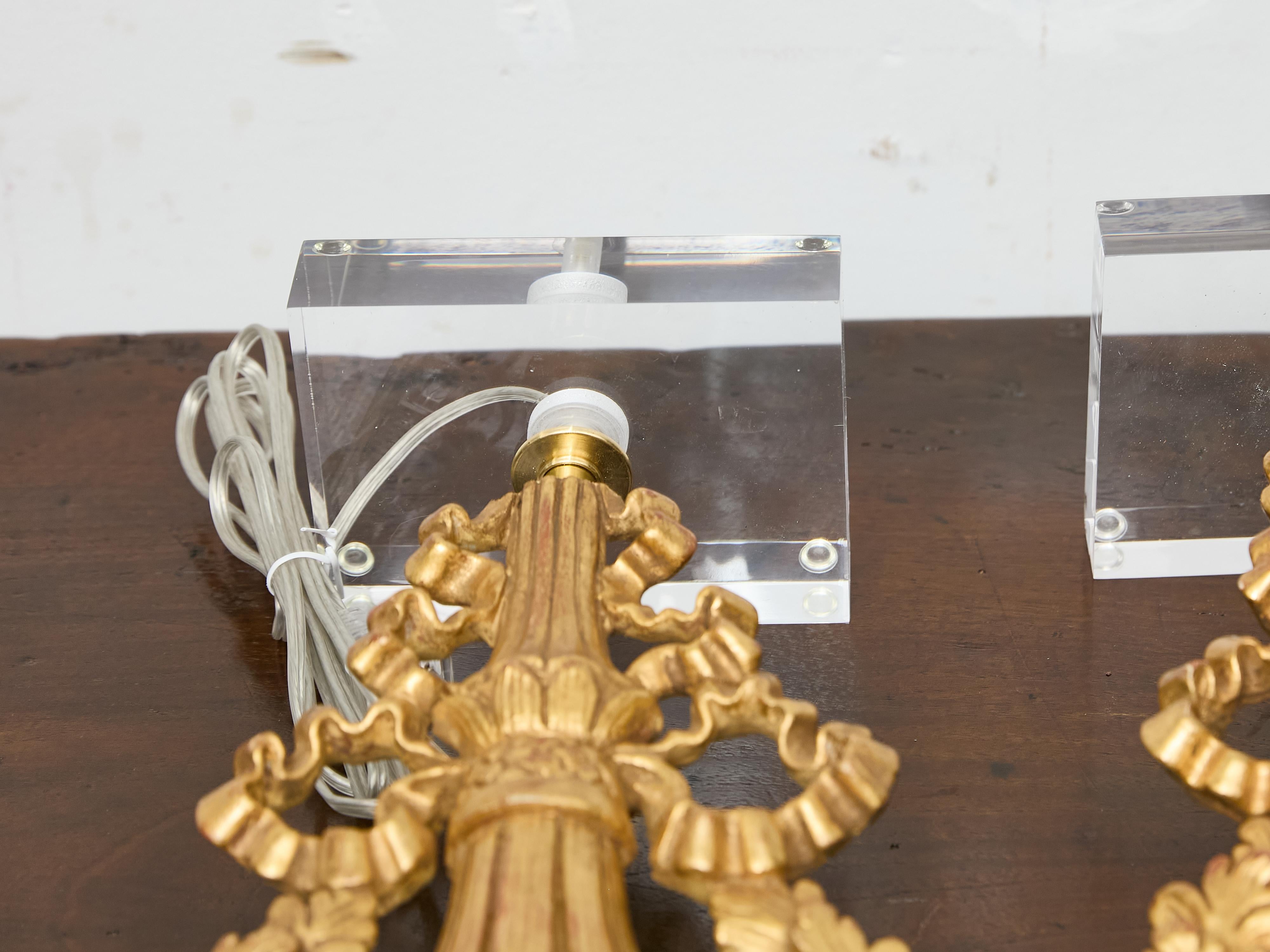 Coppia di frammenti floreali in legno dorato francese trasformati in lampade su basi in lucite personalizzate in vendita 5