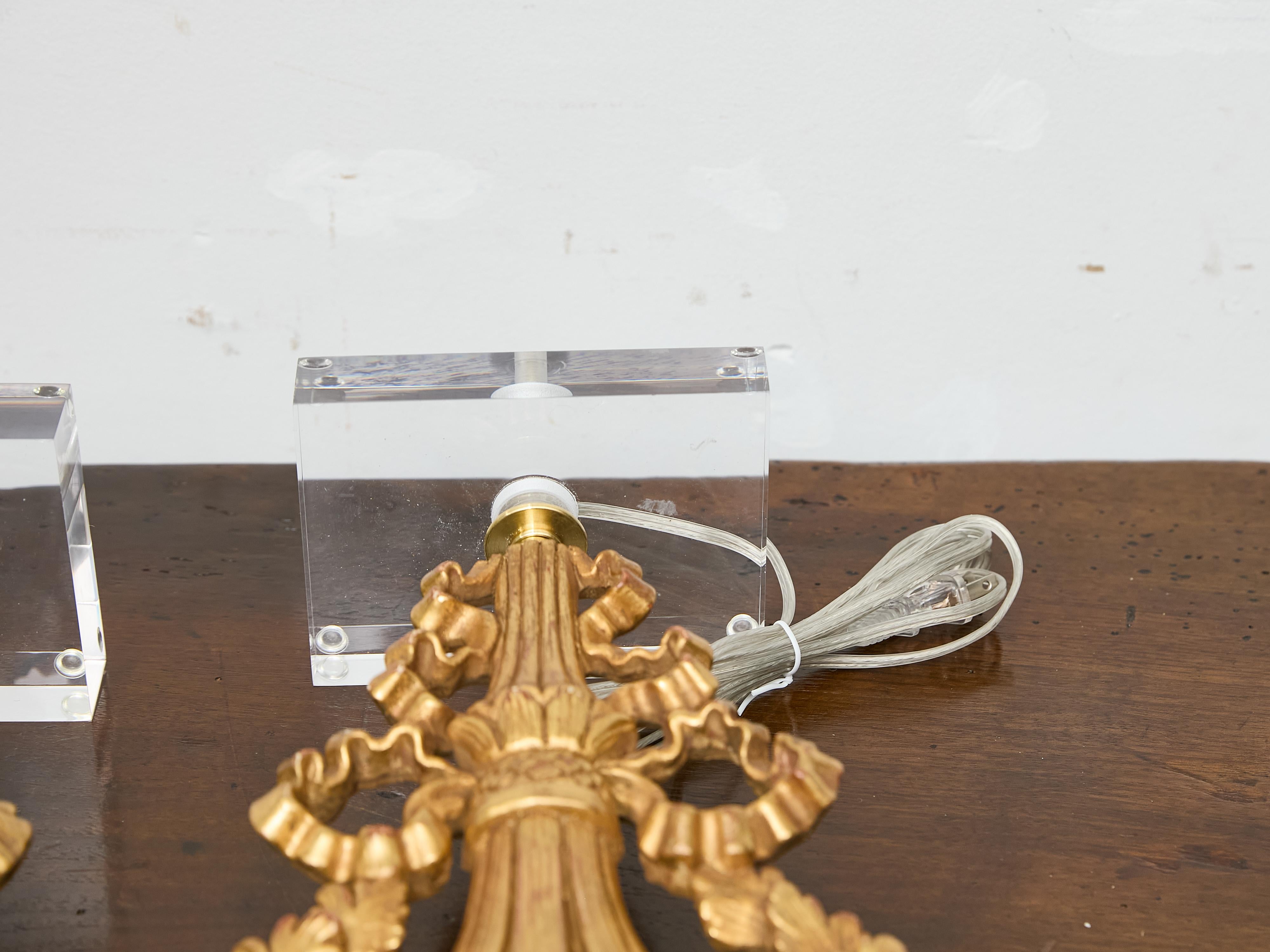 Coppia di frammenti floreali in legno dorato francese trasformati in lampade su basi in lucite personalizzate in vendita 6