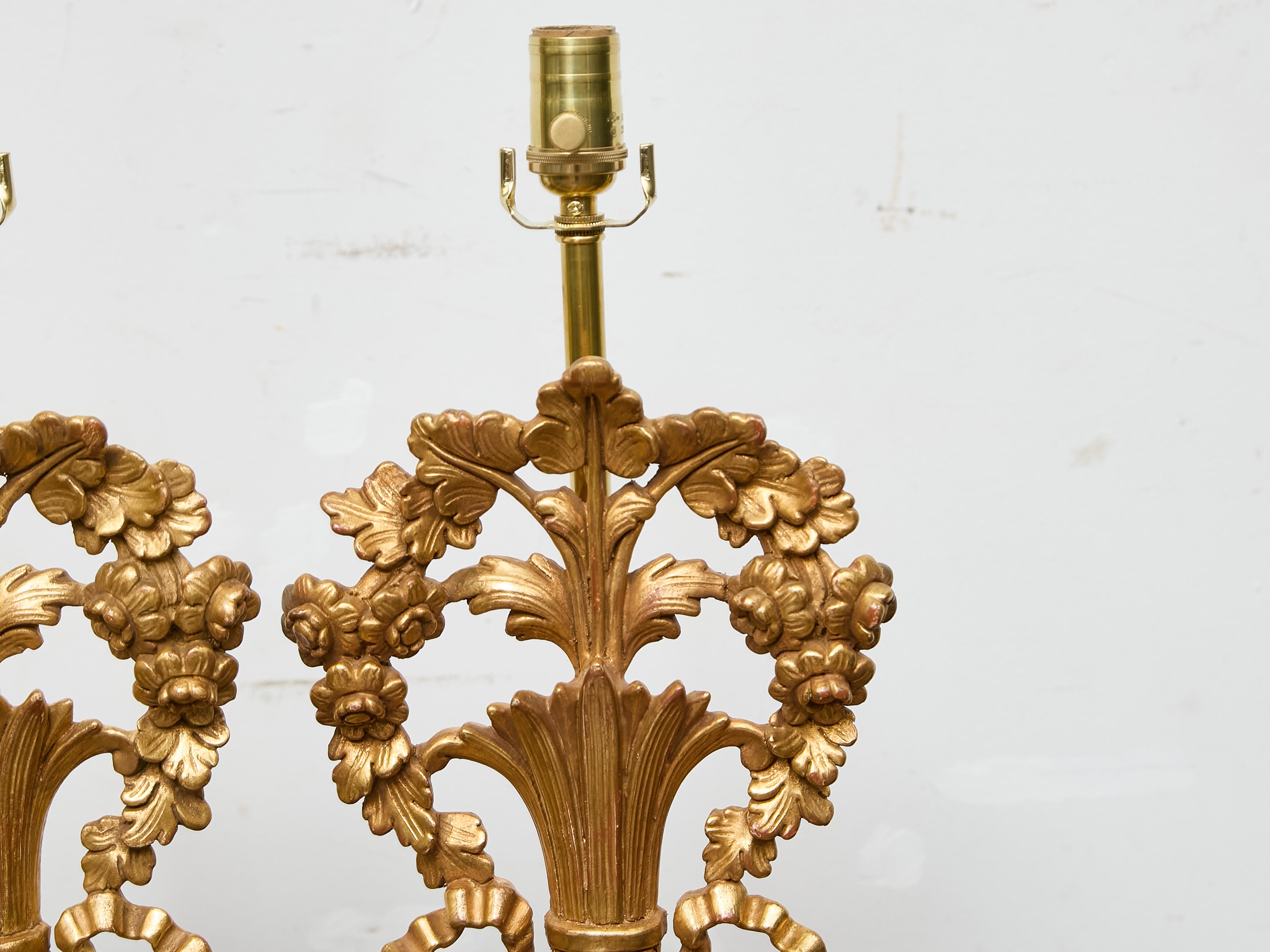 Francese Coppia di frammenti floreali in legno dorato francese trasformati in lampade su basi in lucite personalizzate in vendita