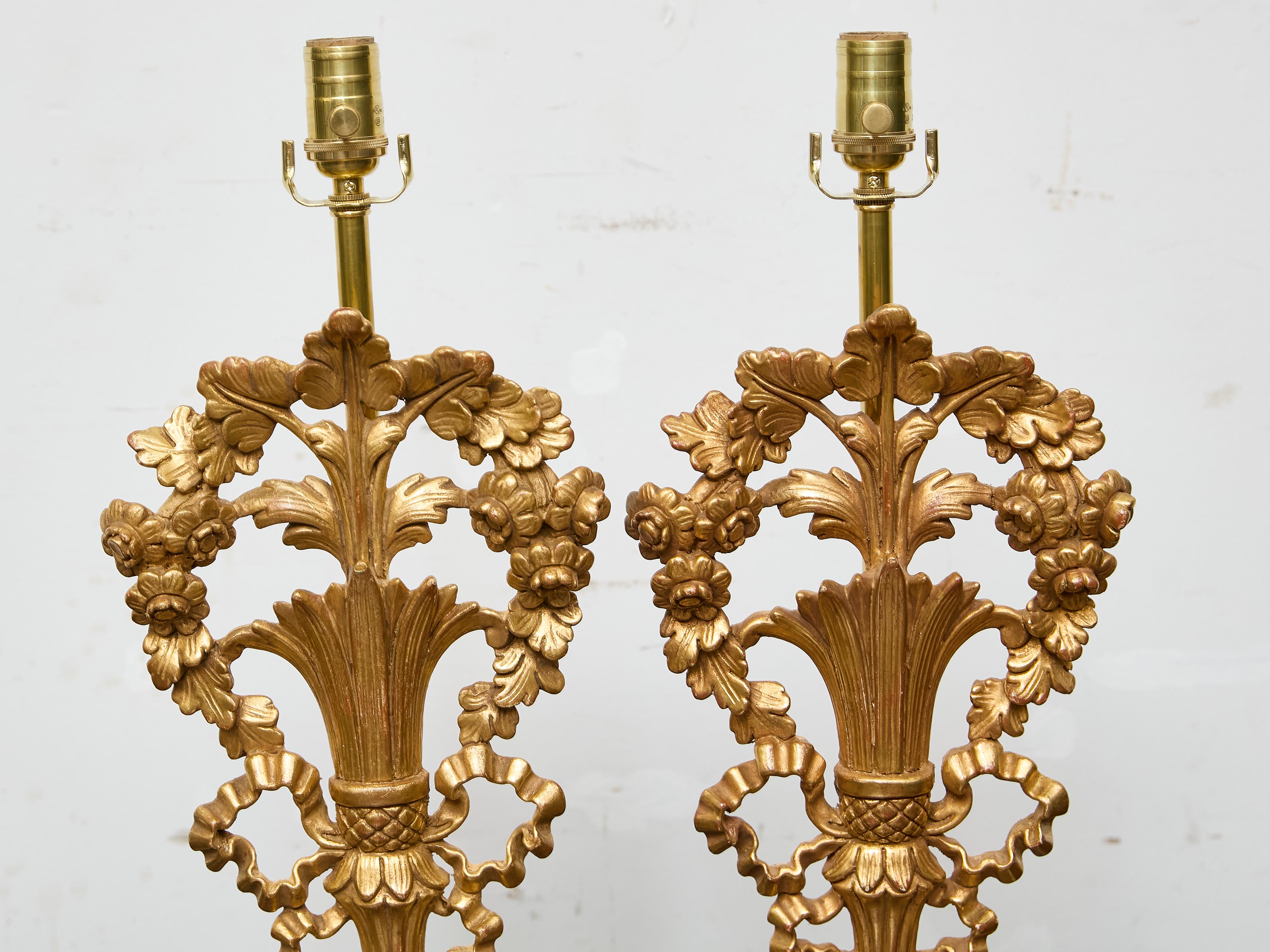 Coppia di frammenti floreali in legno dorato francese trasformati in lampade su basi in lucite personalizzate In condizioni buone in vendita a Atlanta, GA