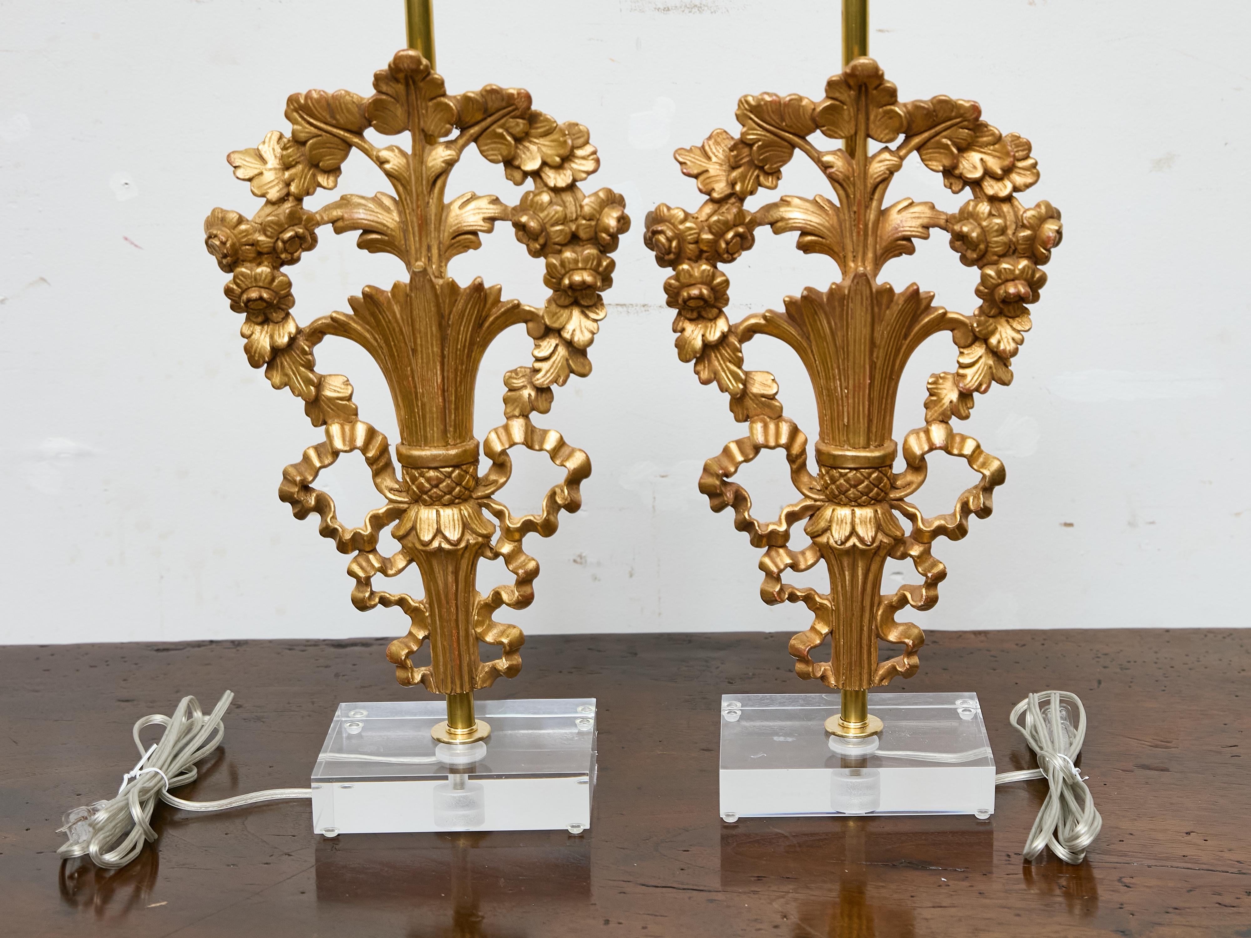 XIX secolo Coppia di frammenti floreali in legno dorato francese trasformati in lampade su basi in lucite personalizzate in vendita