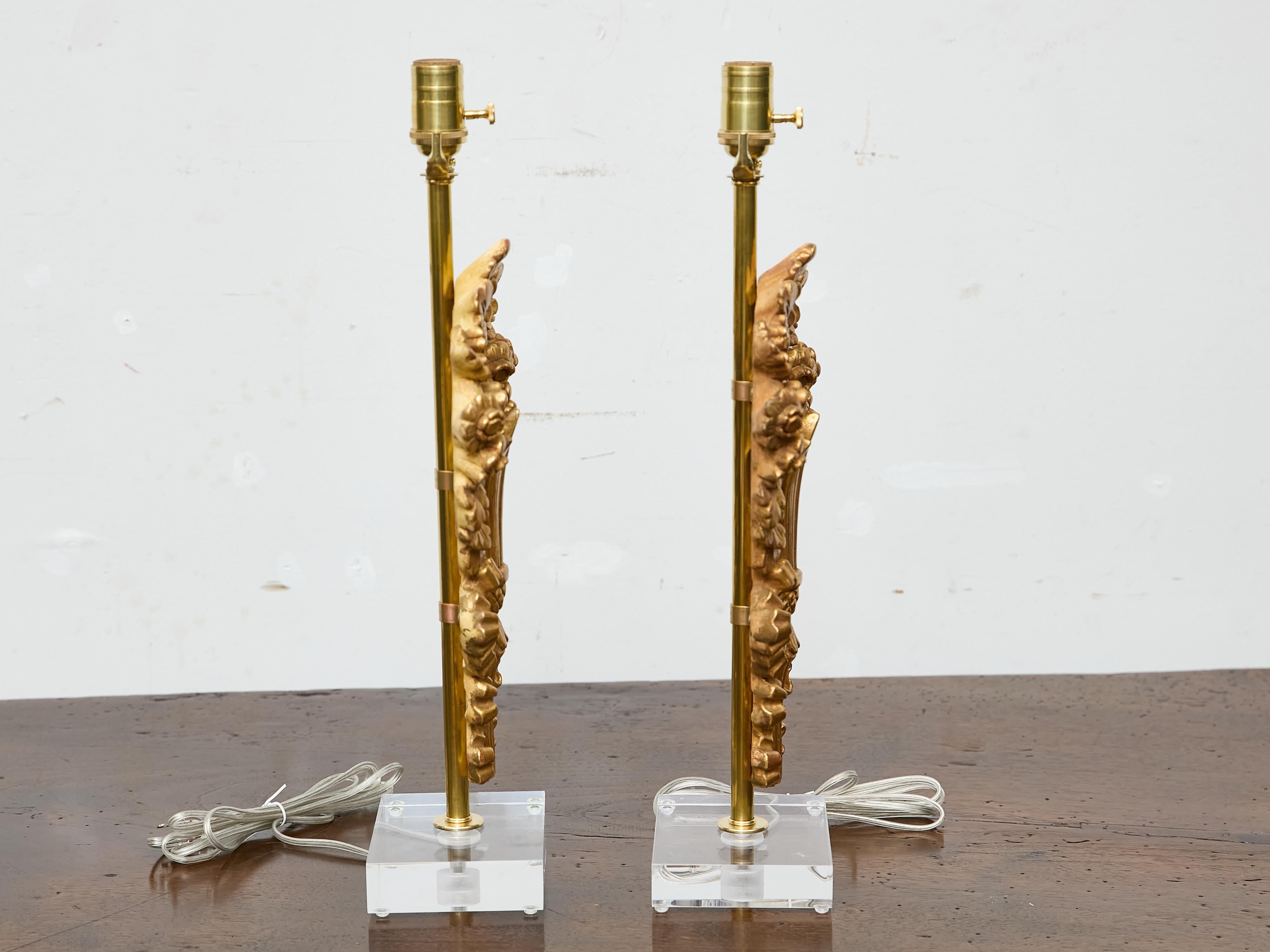 Coppia di frammenti floreali in legno dorato francese trasformati in lampade su basi in lucite personalizzate in vendita 2