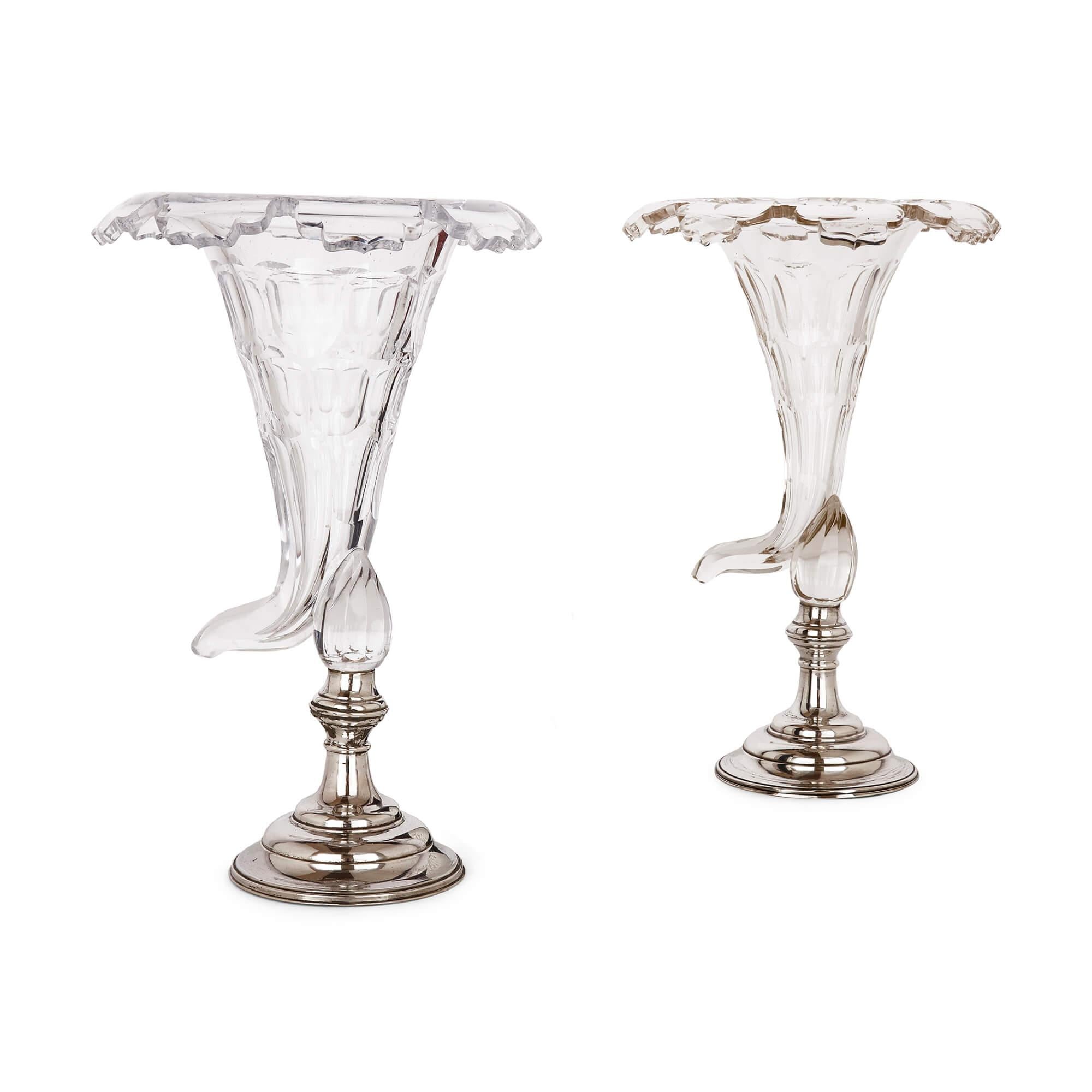 Paar französische Füllhornvasen aus Glas und Silbergeschirr
Französisch, Anfang 20. Jahrhundert
Höhe 36cm, Durchmesser 23cm

Diese exzellenten Vasen sind aus Glas und Silberblech gefertigt und wurden im Frankreich des frühen 20. Sie bestehen aus