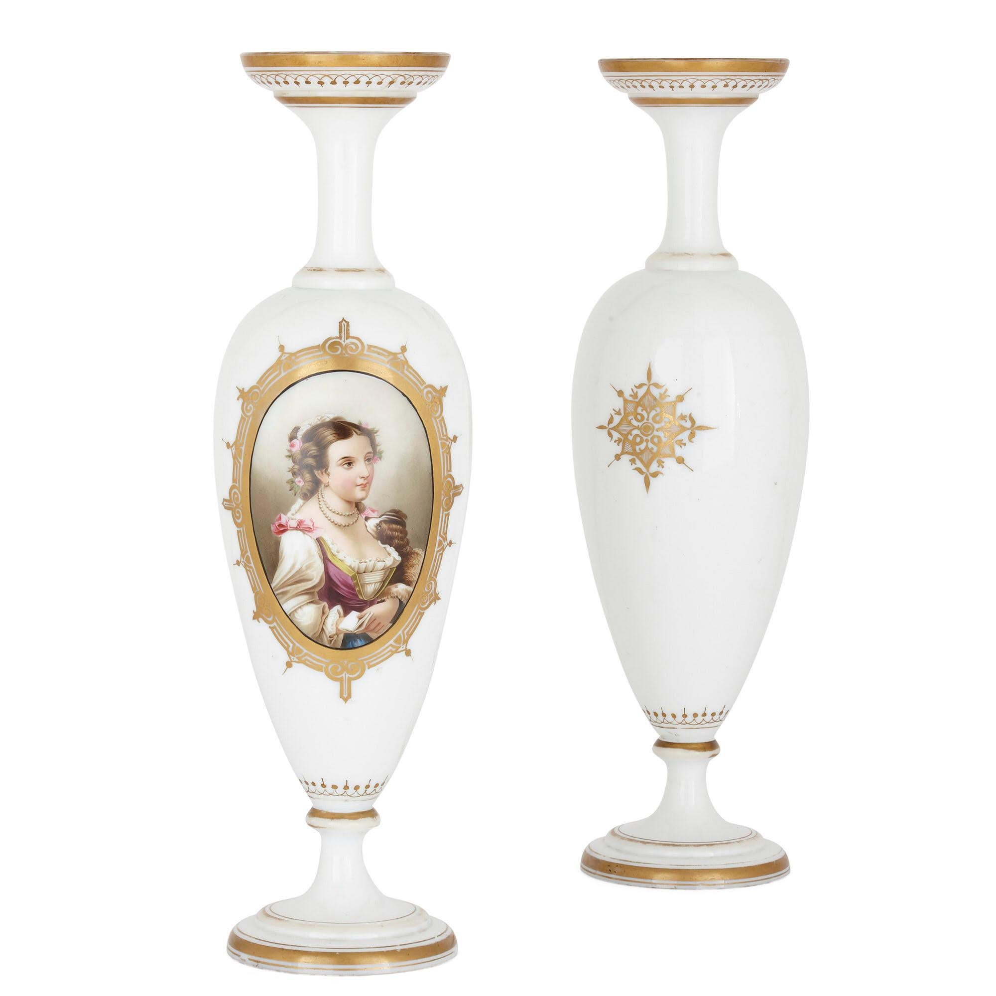 Paire de vases en verre français peints de portraits
Français, fin du XIXe siècle
Mesures : Hauteur 54 cm, diamètre 15 cm

Le verre opalin, ou verre opaque, souvent teinté d'une touche de couleur, est prisé depuis des siècles pour son élégante