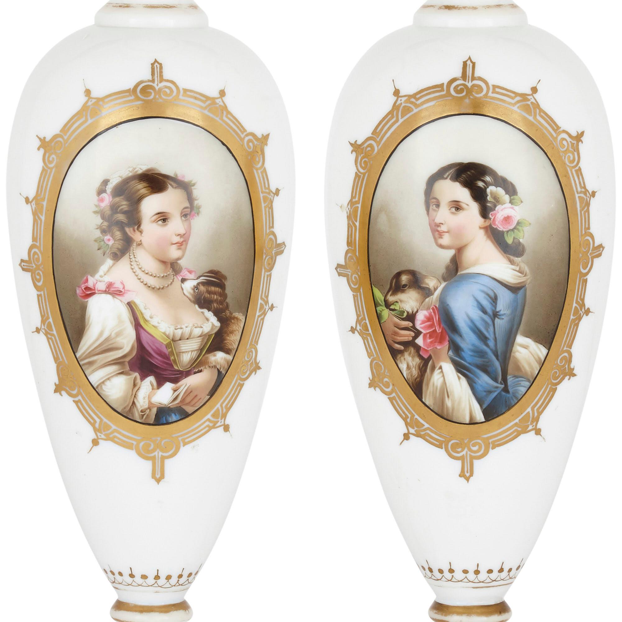 Français Paire de vases en verre français peints avec des portraits en vente