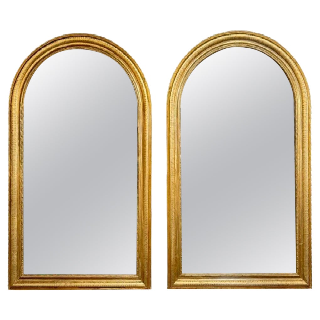 Pareja de espejos franceses dorados con tapa de arco Louis Philippe