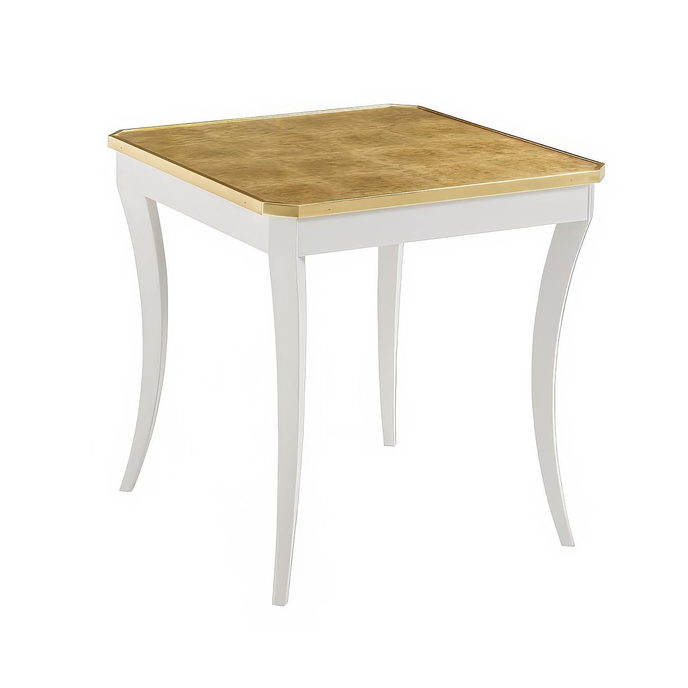 Un style français avec des détails artisanaux luxueux, avec un plateau en verre églomisé à la feuille d'or fabriqué à la main et encadré par un cadre en laiton poli. La silhouette élégante est rehaussée par des pieds sabres gracieusement incurvés,