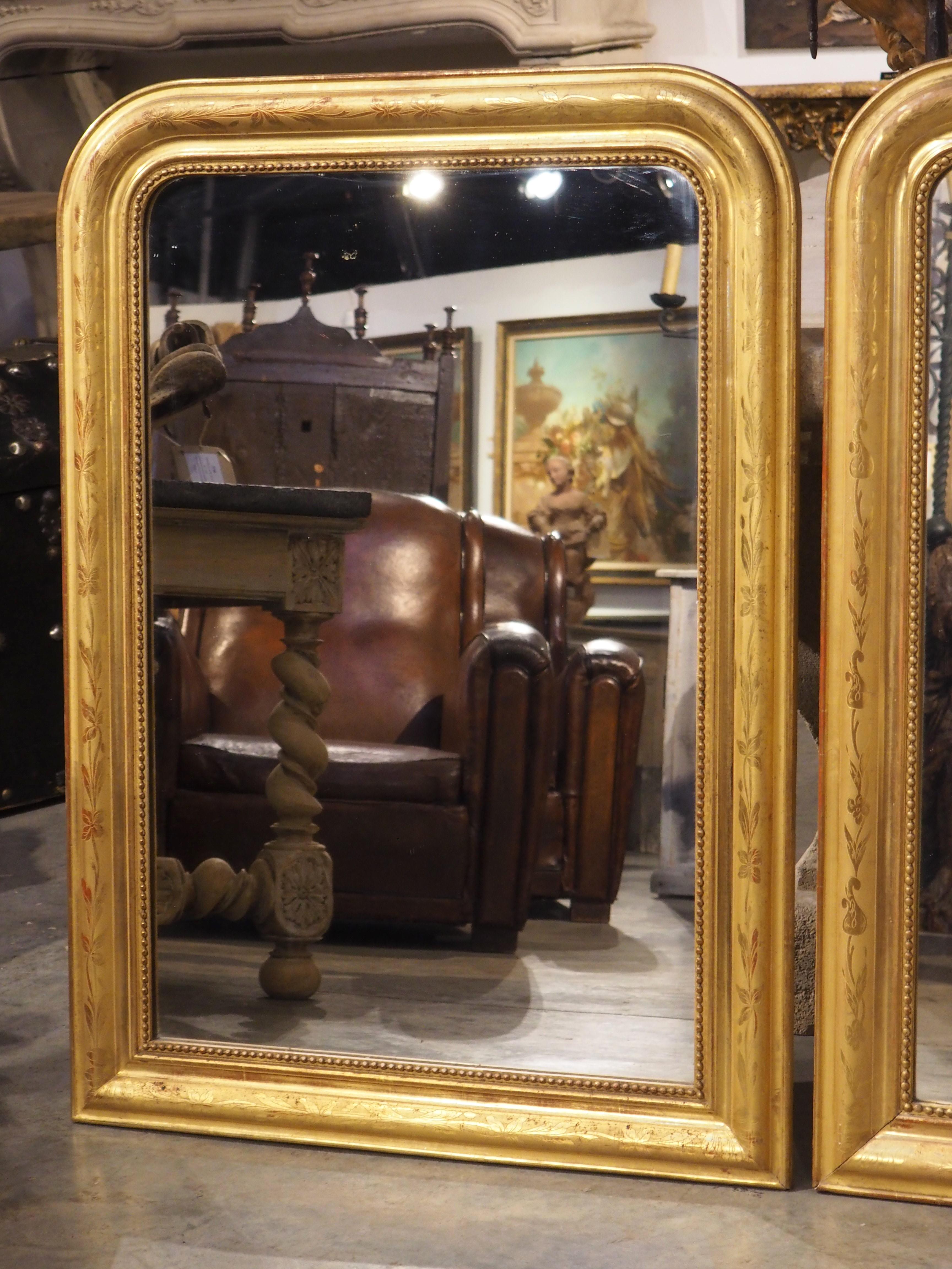 Paire de miroirs Louis Philippe français à motifs floraux en feuille d'or, vers 1890 Bon état - En vente à Dallas, TX