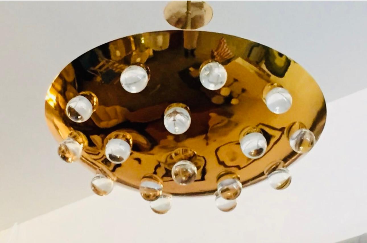 Una meravigliosa coppia di occhiali francesi dorati e lucidi degli anni '60.  apparecchio a disco rotondo in ottone con 16 sfere in vetro massiccio. Cinque sorgenti luminose che emettono luce verso il basso attraverso il vetro e verso l'alto in