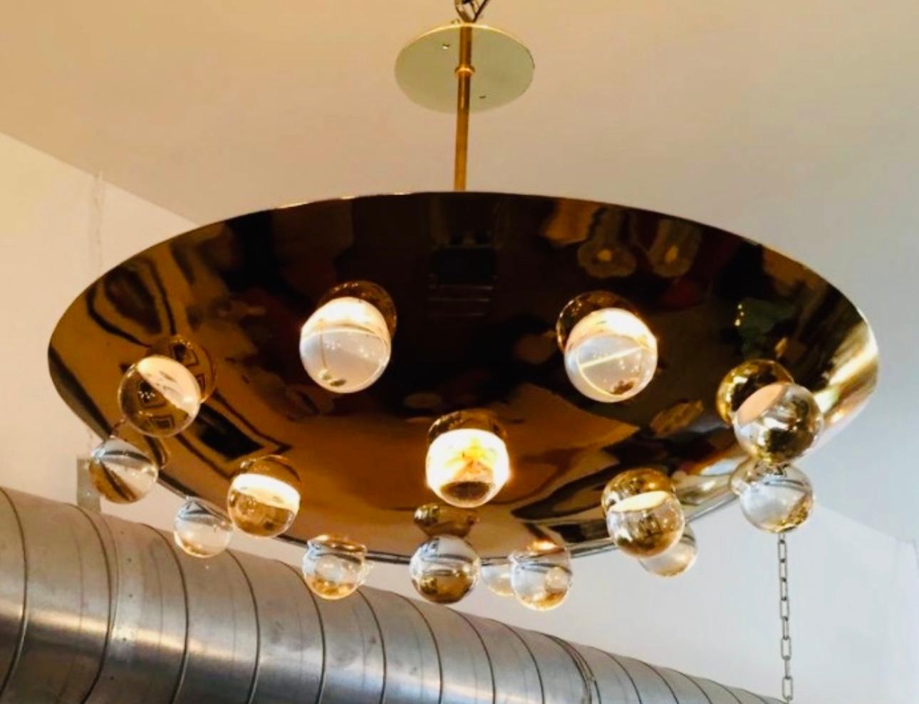Mid-Century moderno Coppia di ciondoli a forma di orbita in cristallo dorato francese in vendita