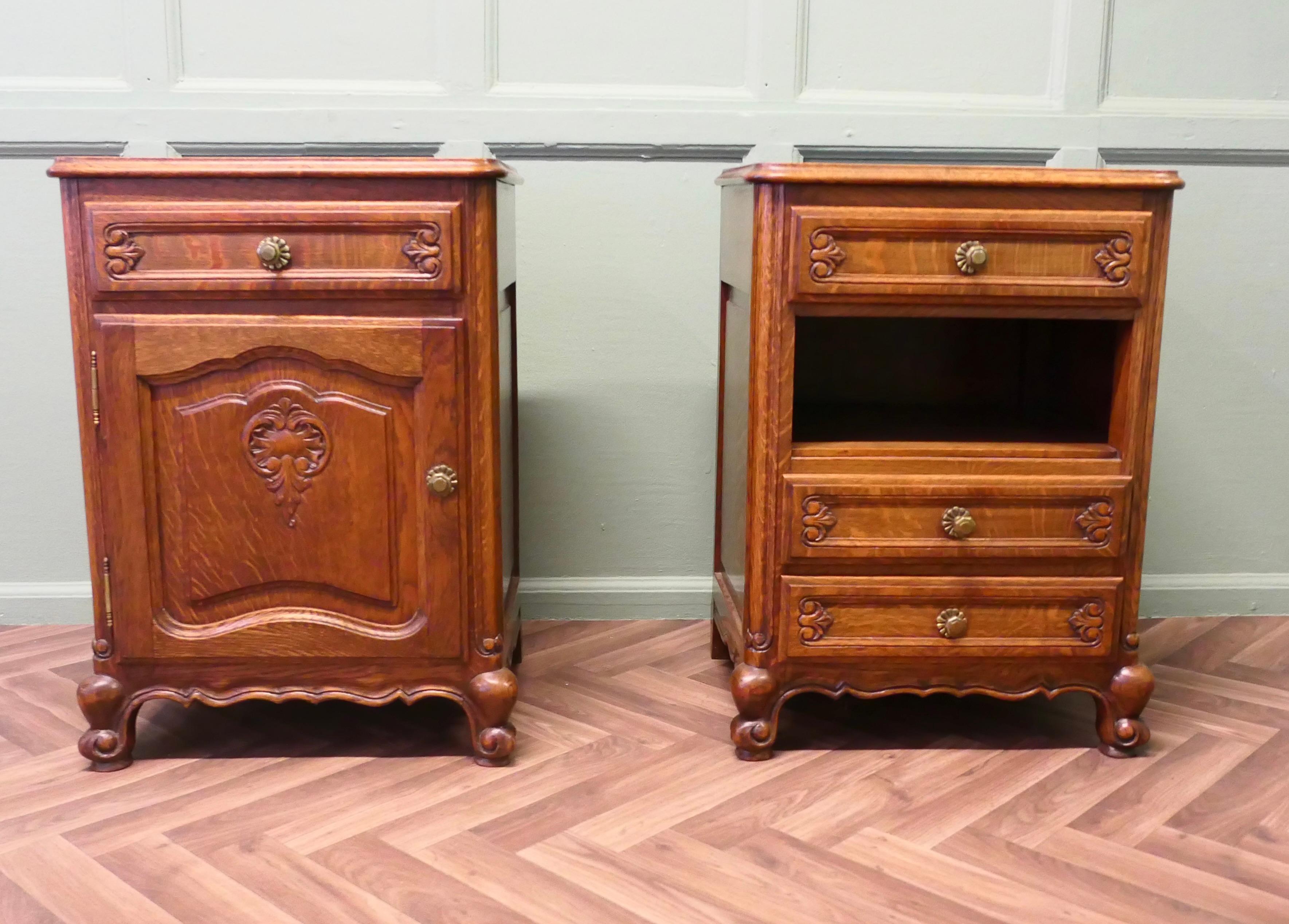 Paire de tables de chevet en chêne doré français 

Il s'agit d'une jolie paire d'armoires ou de chevets, fabriqués en chêne de bonne qualité et de modèles différents. Ils présentent tous deux une décoration sculptée sur la face avant et sur les