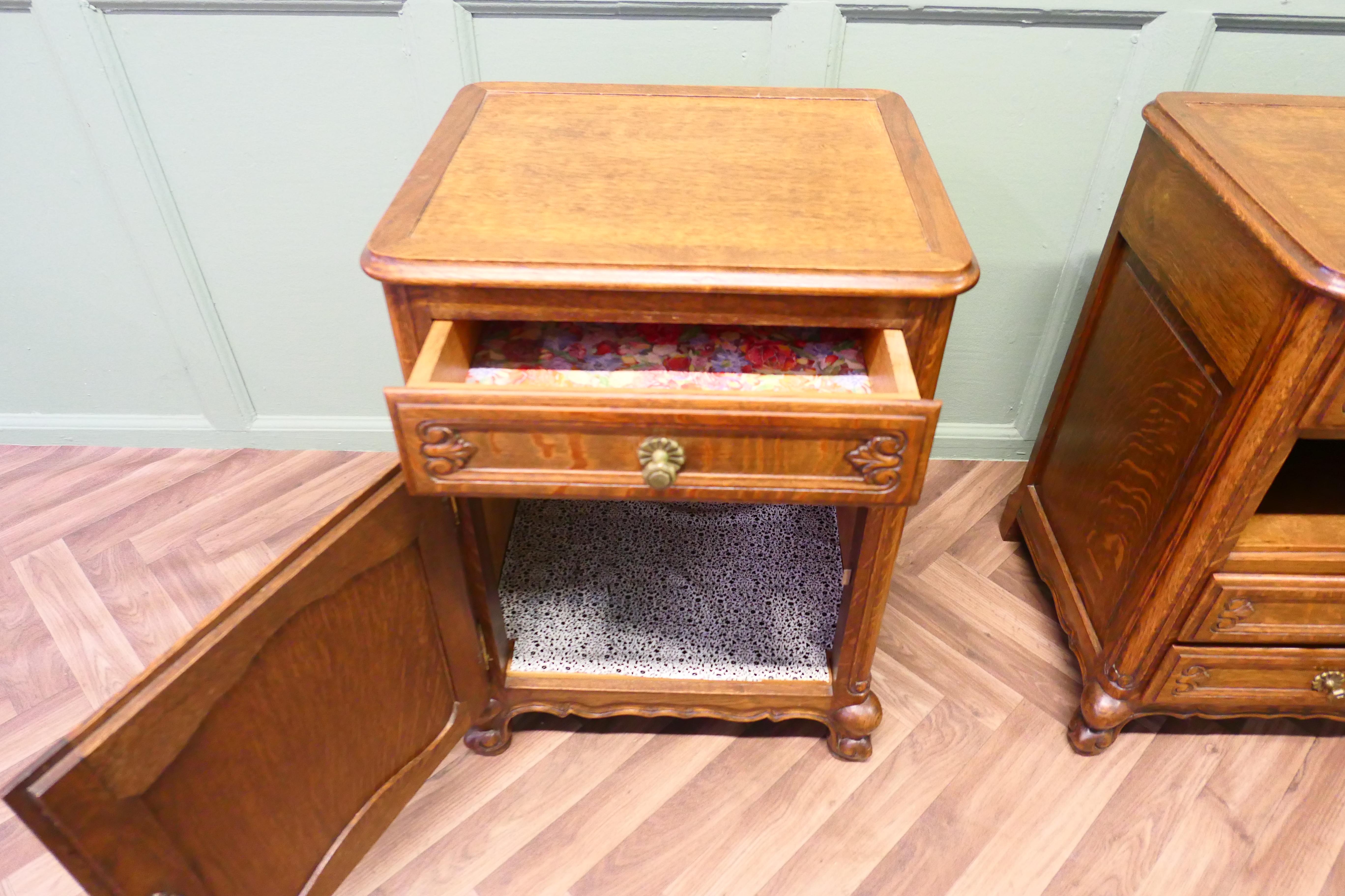 Paire de tables de chevet en chêne doré français   C'est une jolie paire d'armoires Bon état - En vente à Godshill, Isle of Wight