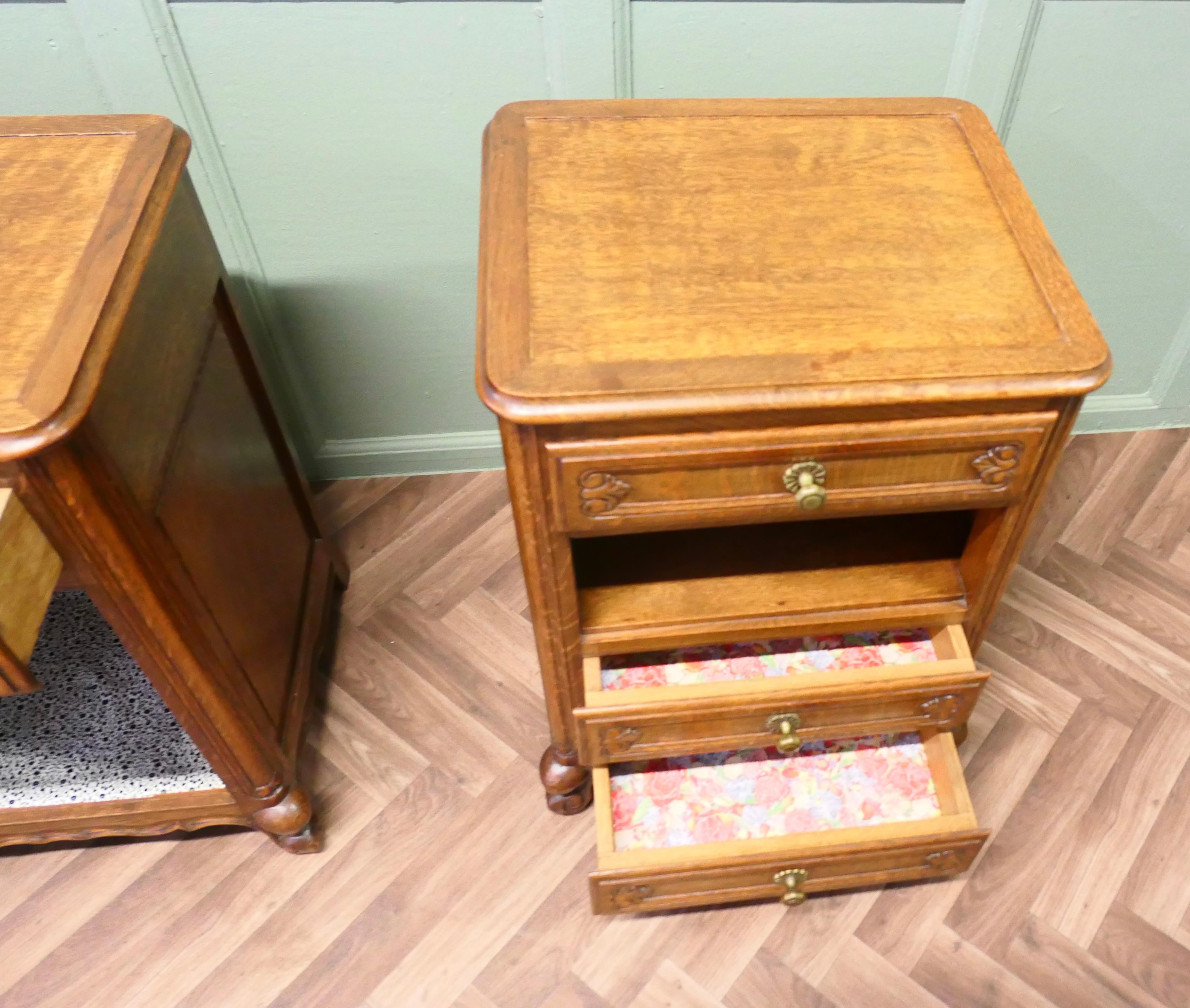 Milieu du XXe siècle Paire de tables de chevet en chêne doré français   C'est une jolie paire d'armoires en vente