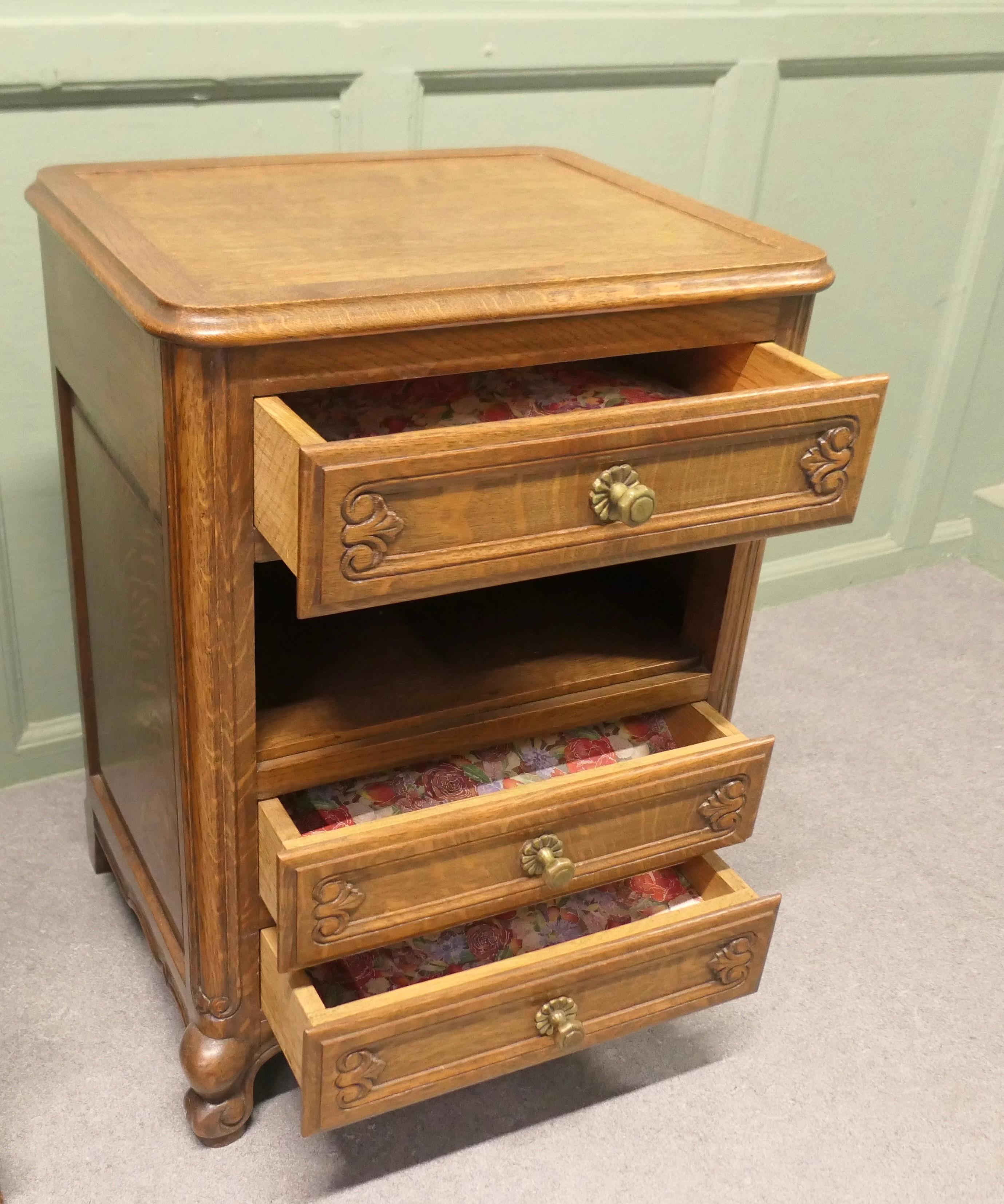 Milieu du XXe siècle Paire de tables de chevet en Oak Oak doré C'est une jolie paire de tables de chevet. en vente