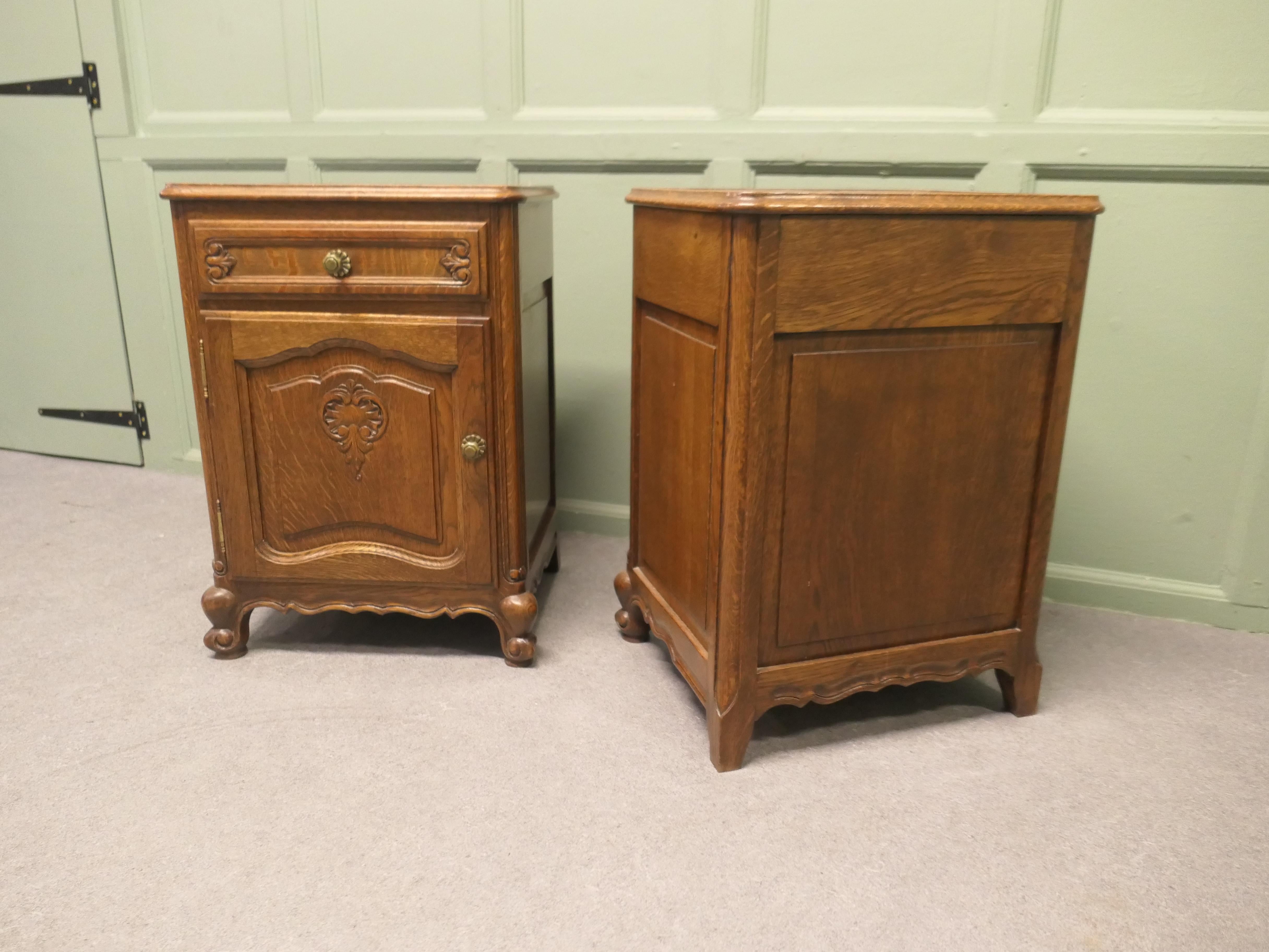 Chêne Paire de tables de chevet en Oak Oak doré C'est une jolie paire de tables de chevet. en vente