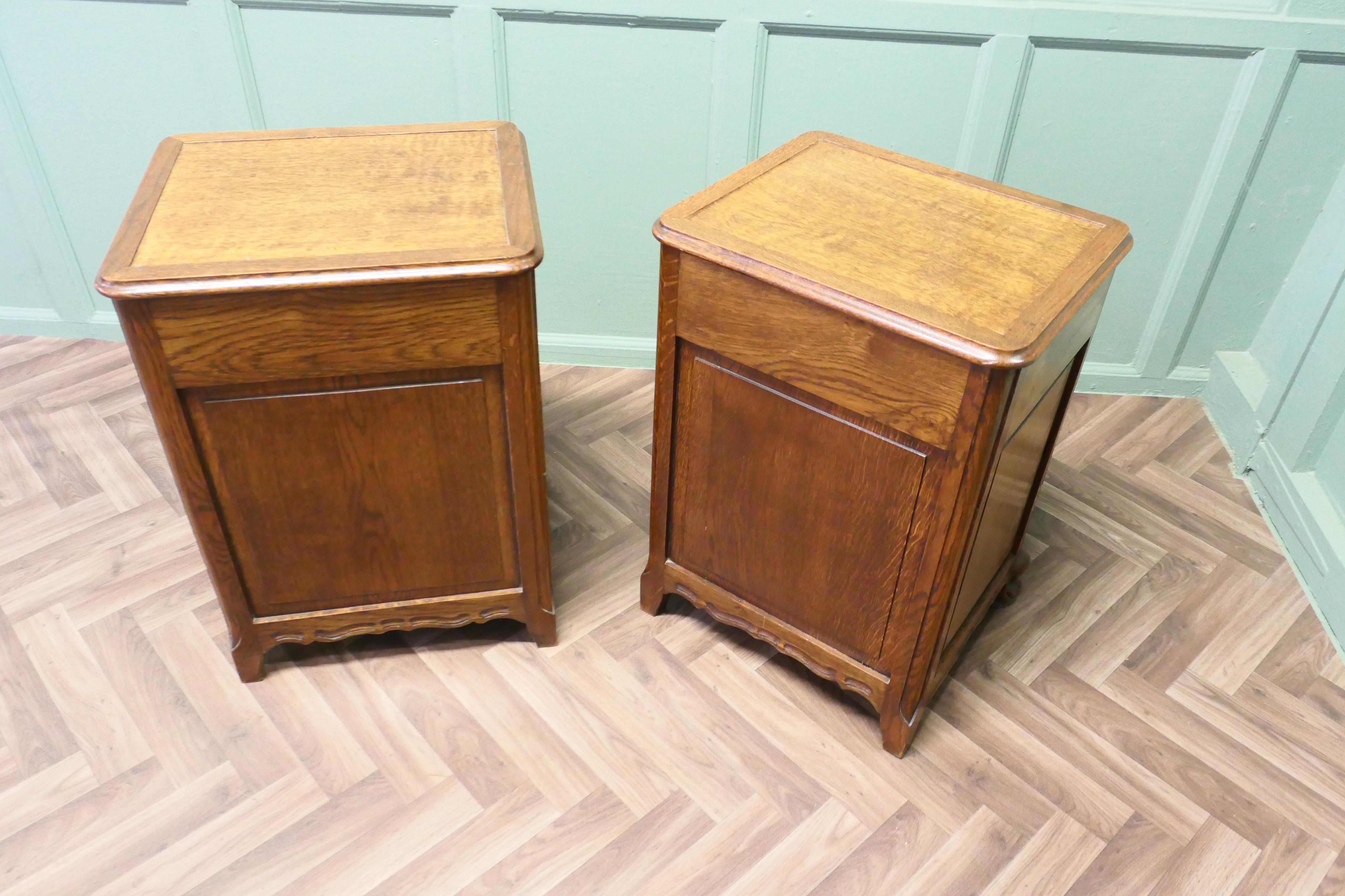 Paire de tables de chevet en chêne doré français   C'est une jolie paire d'armoires en vente 1