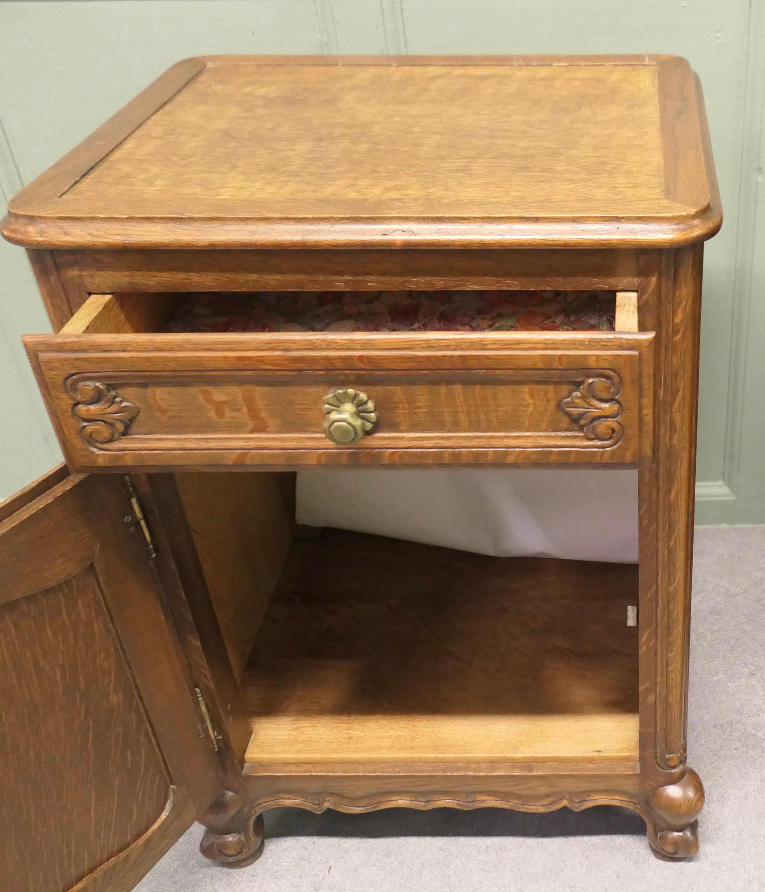 Paire de tables de chevet en Oak Oak doré C'est une jolie paire de tables de chevet. en vente 1