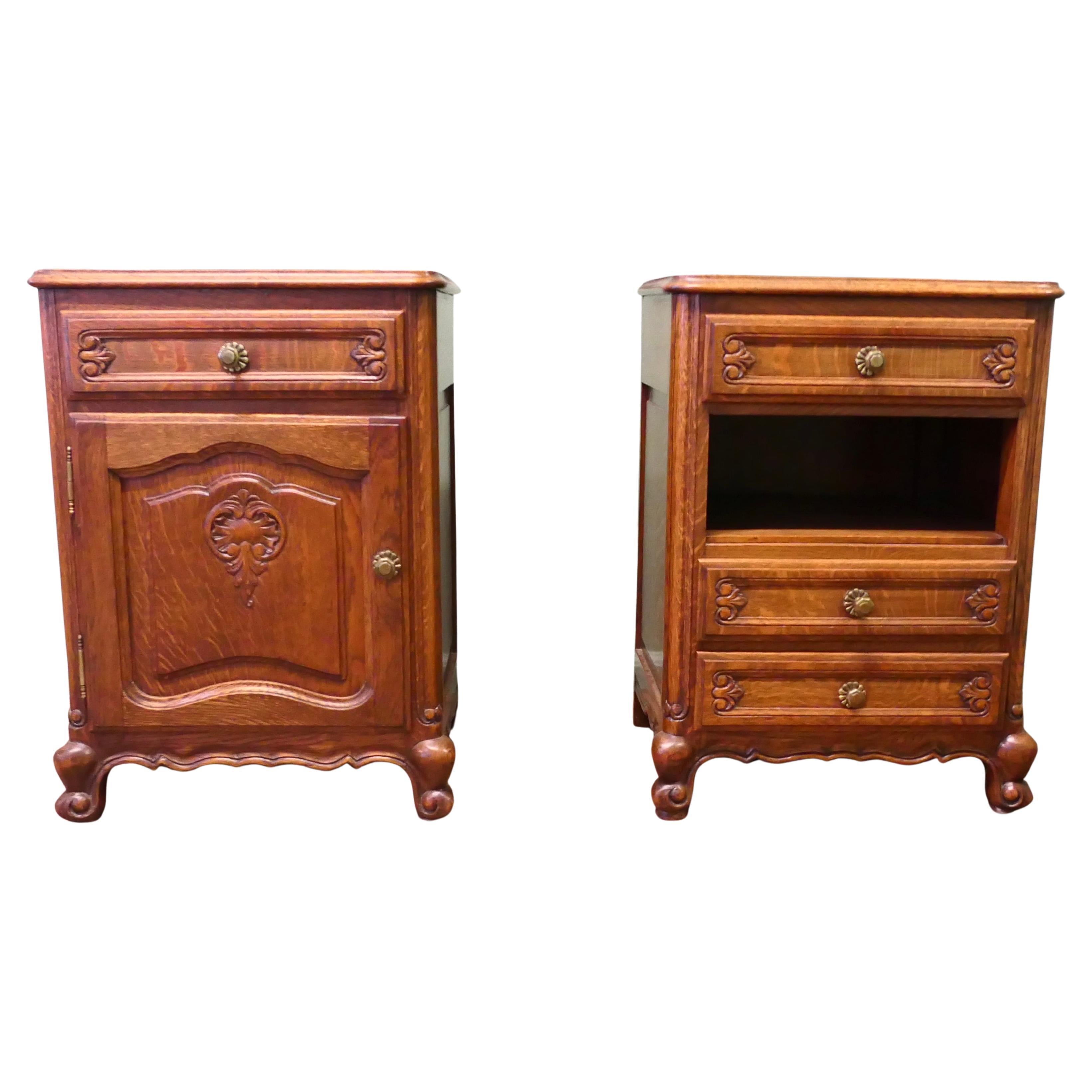 Paire de tables de chevet en chêne doré français   C'est une jolie paire d'armoires en vente