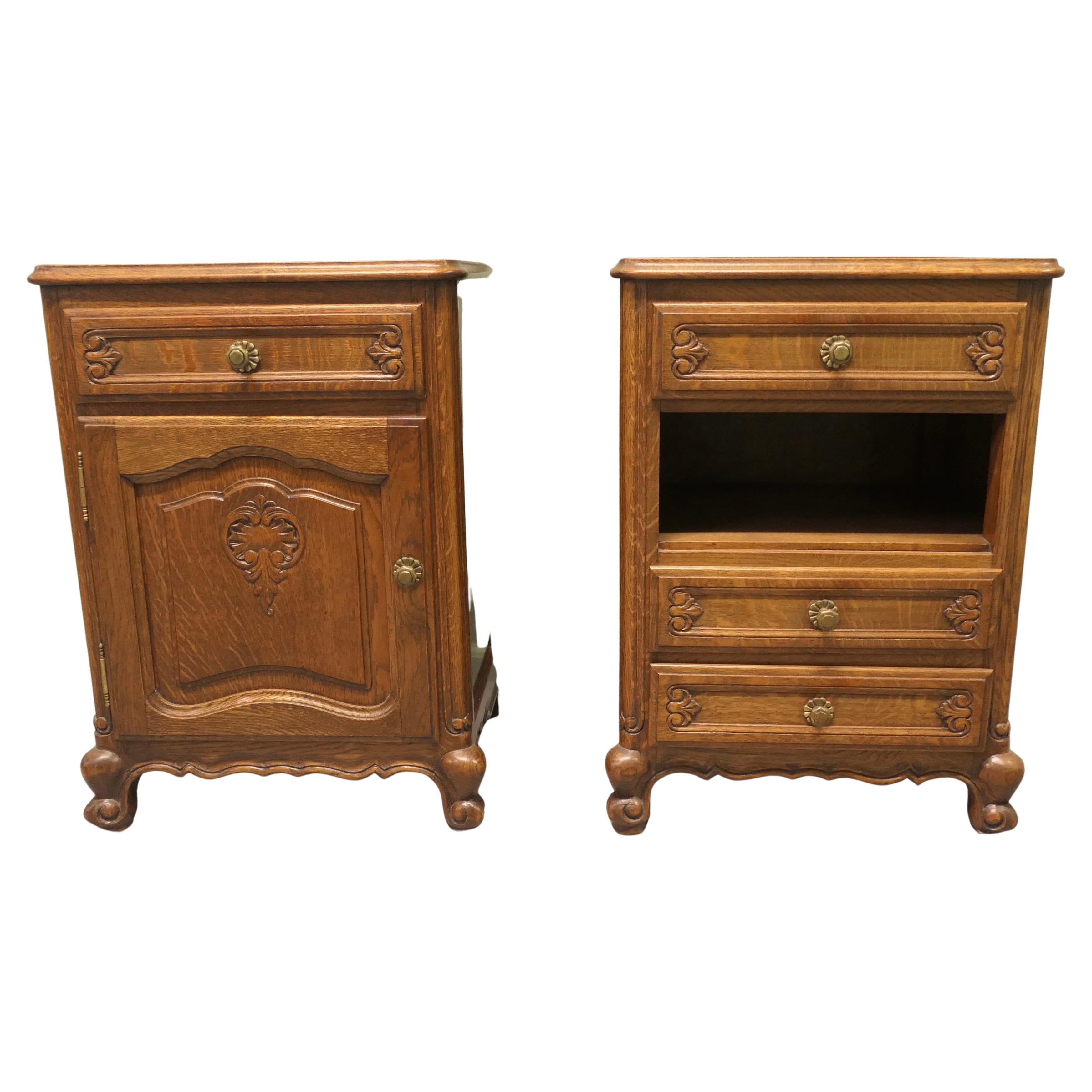 Coppia di comodini francesi in Oak Oak Questa è una bella coppia di mobiletti
