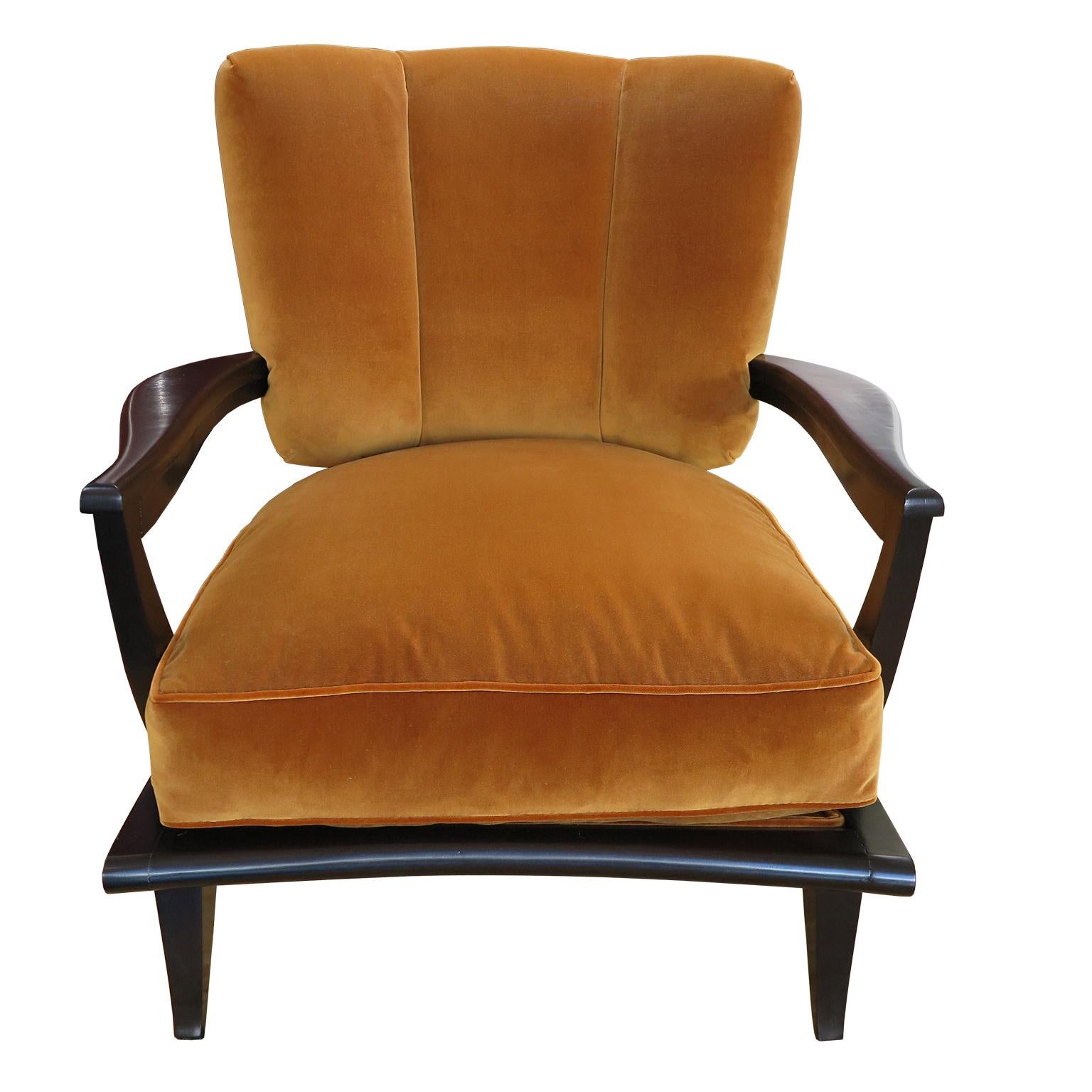 Zwei niedrige Sessel, Modell SK40, entworfen von Etienne-Henri Martin und hergestellt von Steiner, Frankreich 1952. Diese Stühle haben einen Rahmen aus dunklem, espresso-gebeiztem und satiniertem Palisanderholz.  Sie zeigen eine gewölbte Rückenlehne